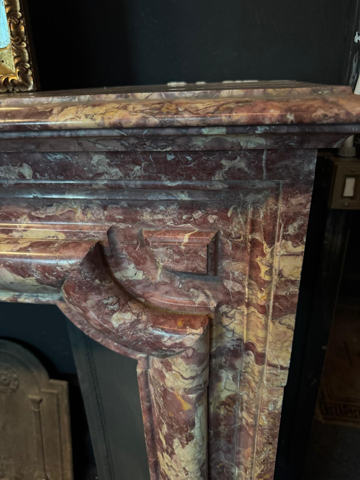 Elegante camino mantello antico in marmo policromo fior di pesco, italia in vendita 2