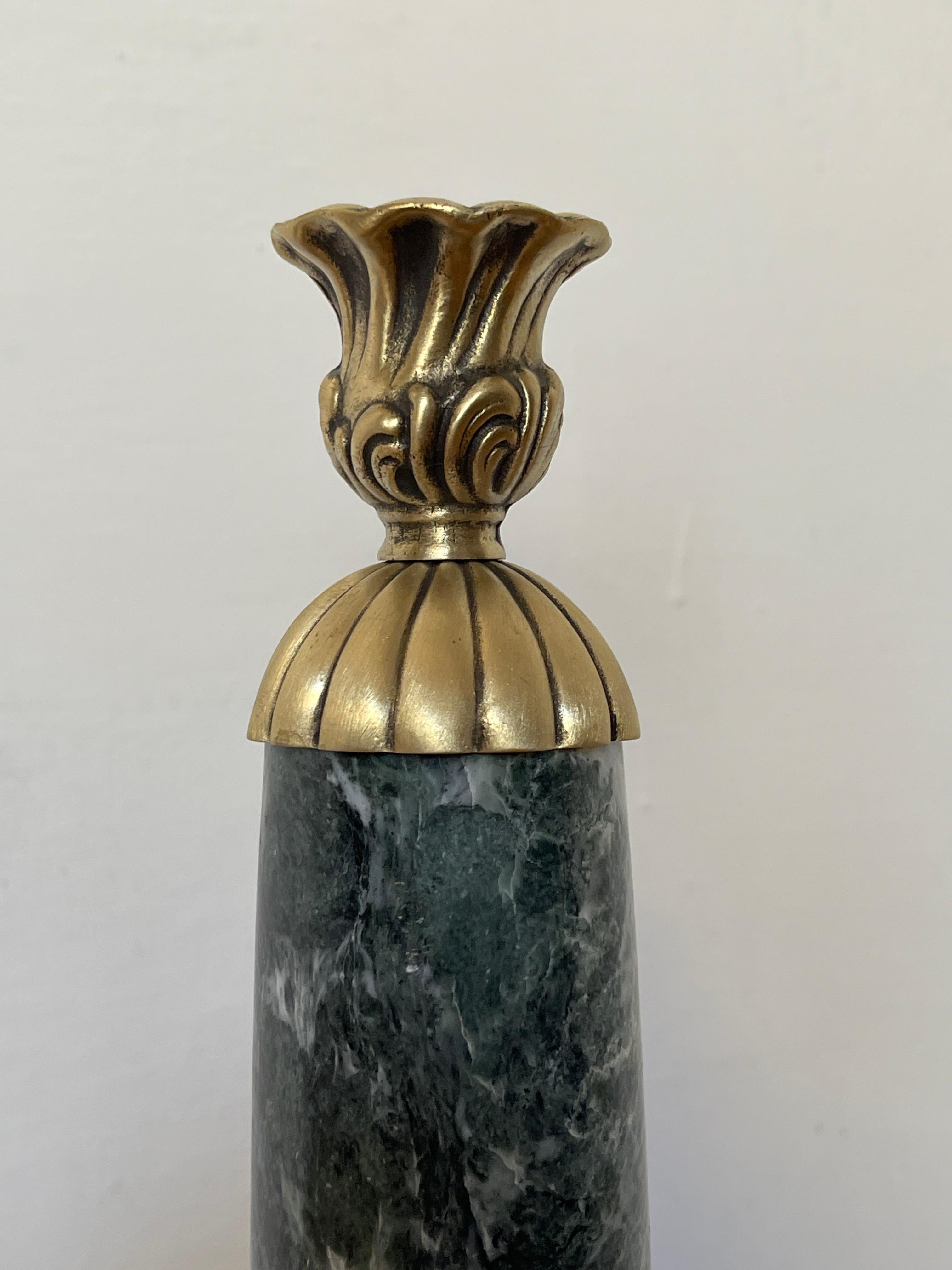 Eleganter italienischer Kerzenleuchter aus grünem Marmor und Bronze, 1990er Jahre (Neoklassisches Revival) im Angebot