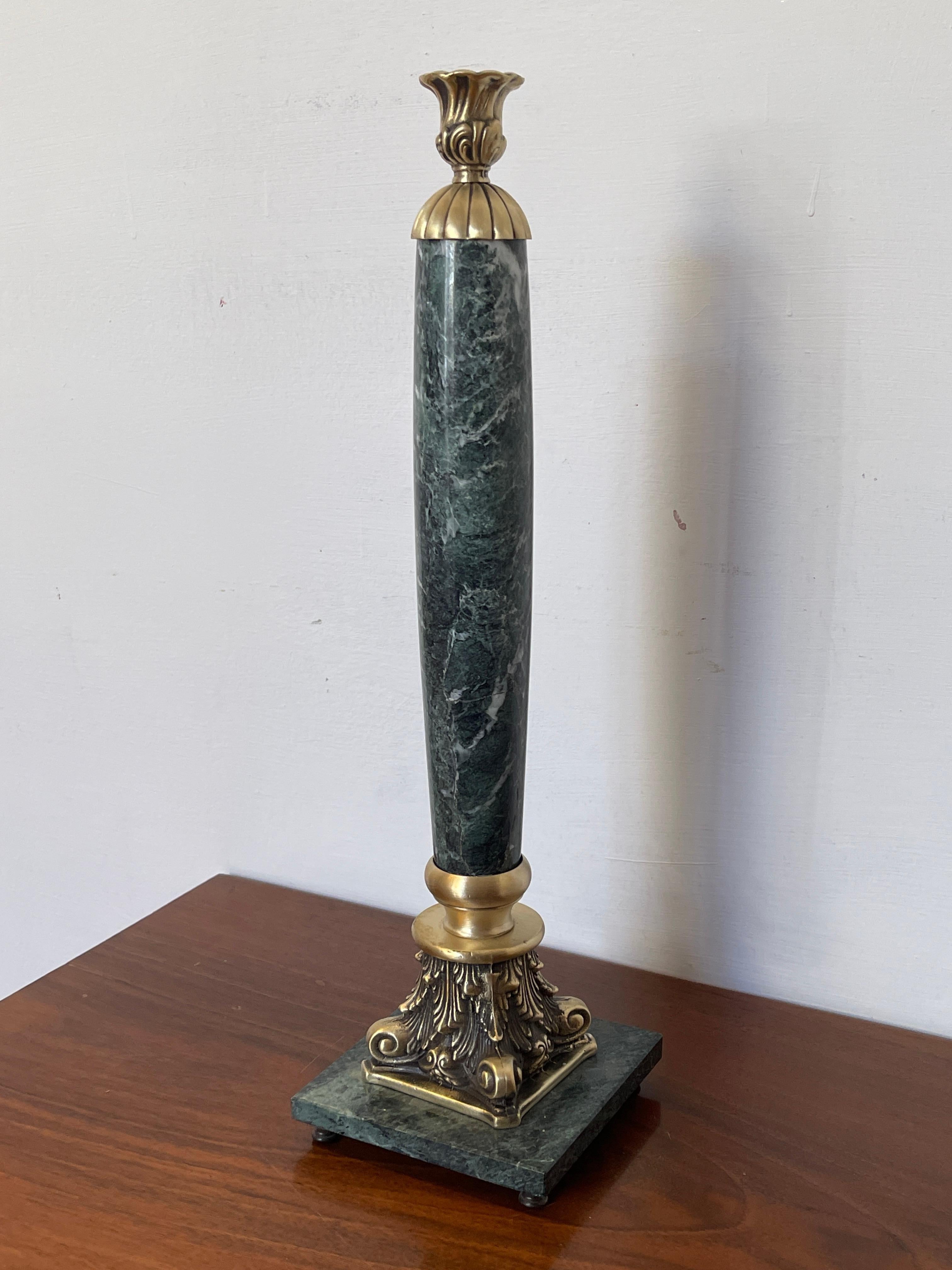 Eleganter italienischer Kerzenleuchter aus grünem Marmor und Bronze, 1990er Jahre (Italian) im Angebot