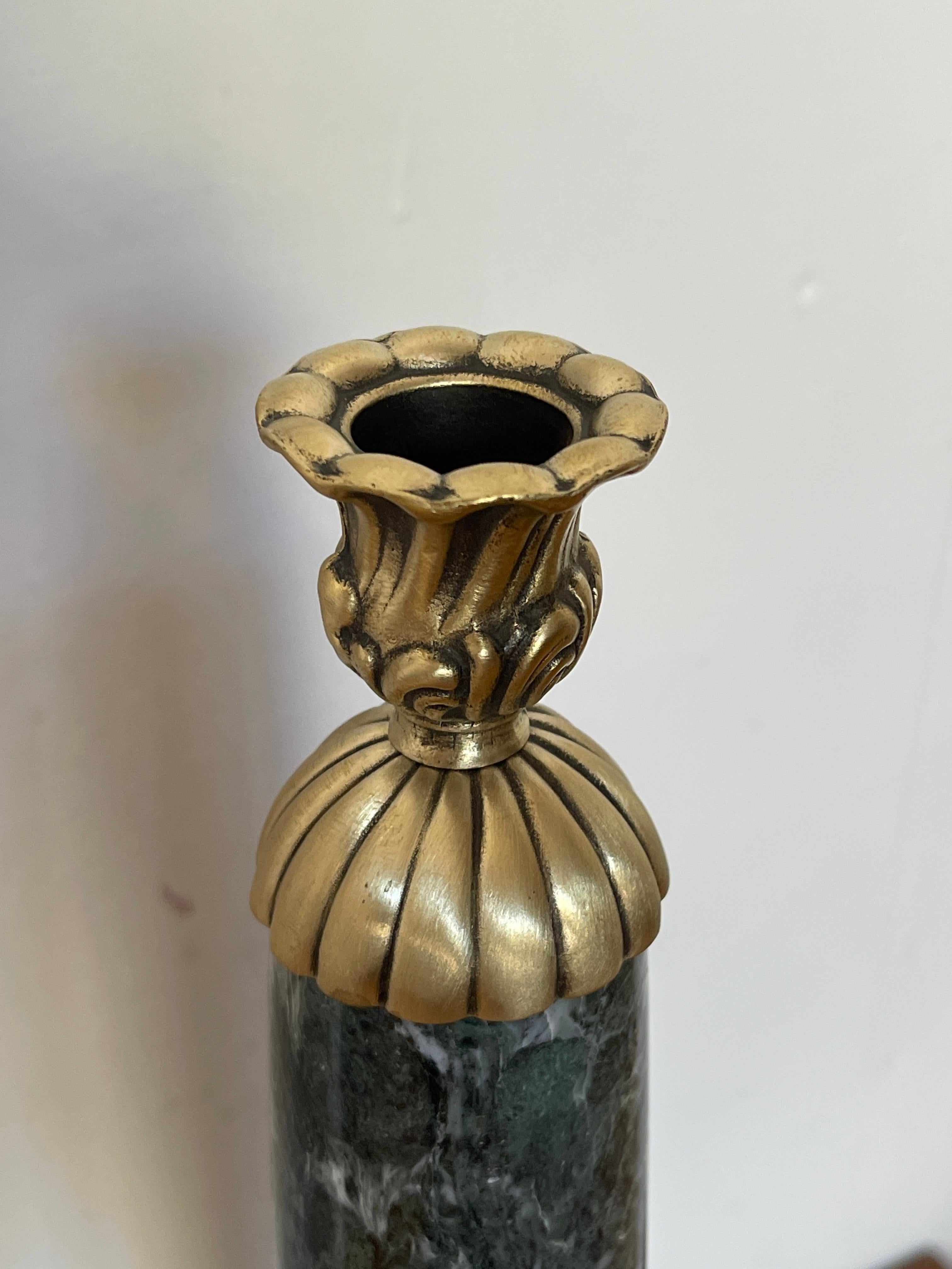 Eleganter italienischer Kerzenleuchter aus grünem Marmor und Bronze, 1990er Jahre (Handgefertigt) im Angebot