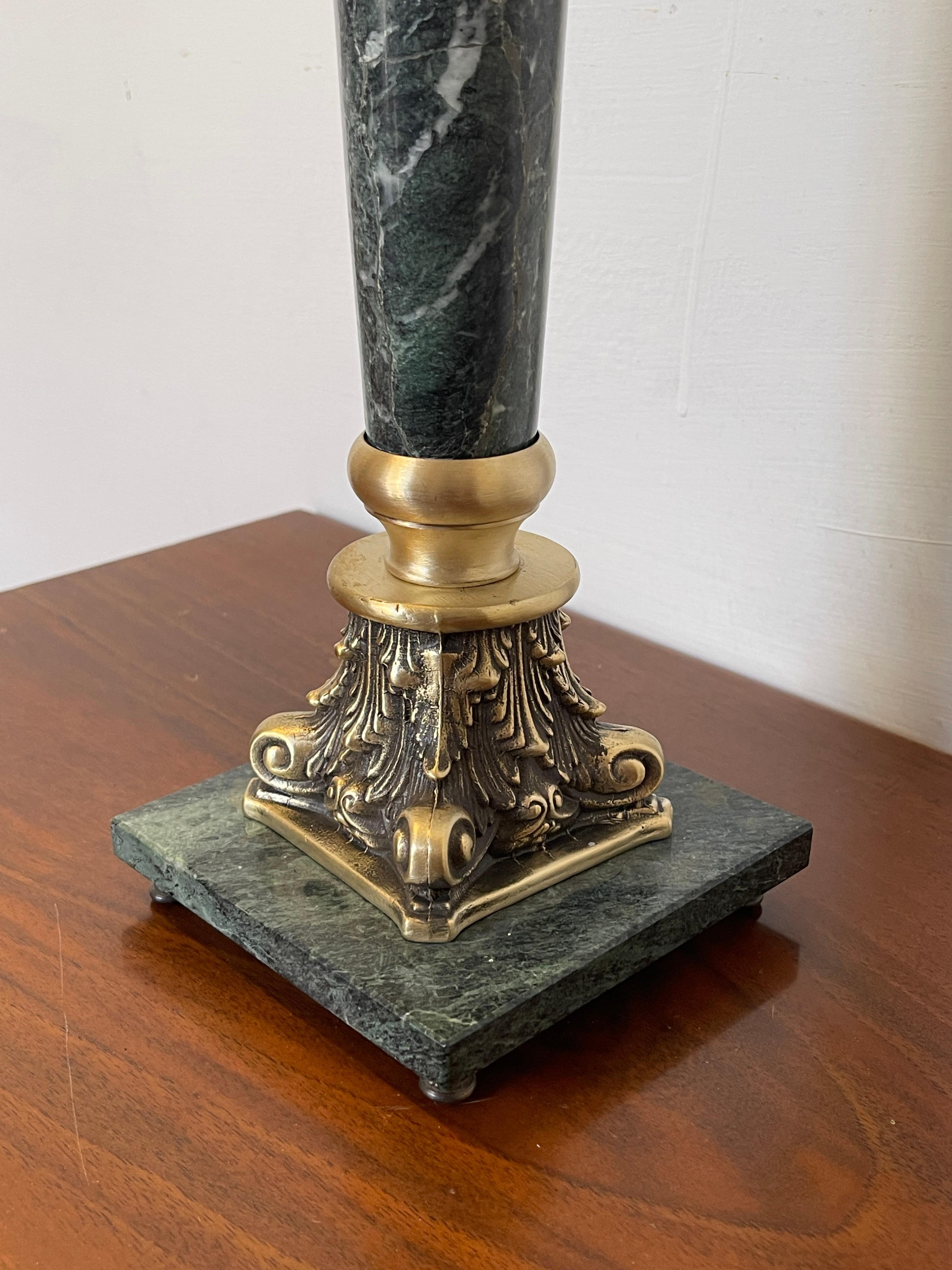 Eleganter italienischer Kerzenleuchter aus grünem Marmor und Bronze, 1990er Jahre im Zustand „Hervorragend“ im Angebot in Cantù, IT