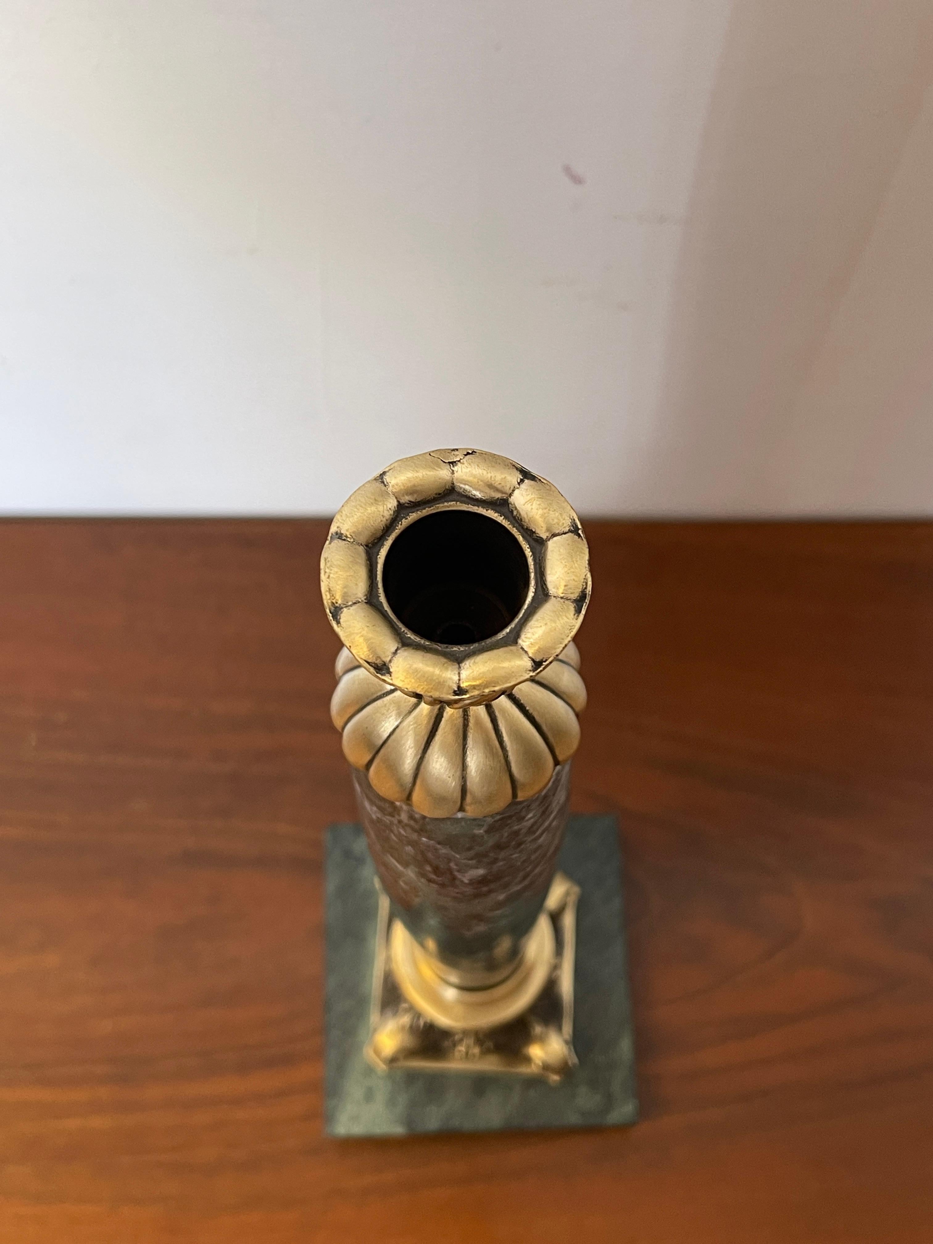 Eleganter italienischer Kerzenleuchter aus grünem Marmor und Bronze, 1990er Jahre im Angebot 1