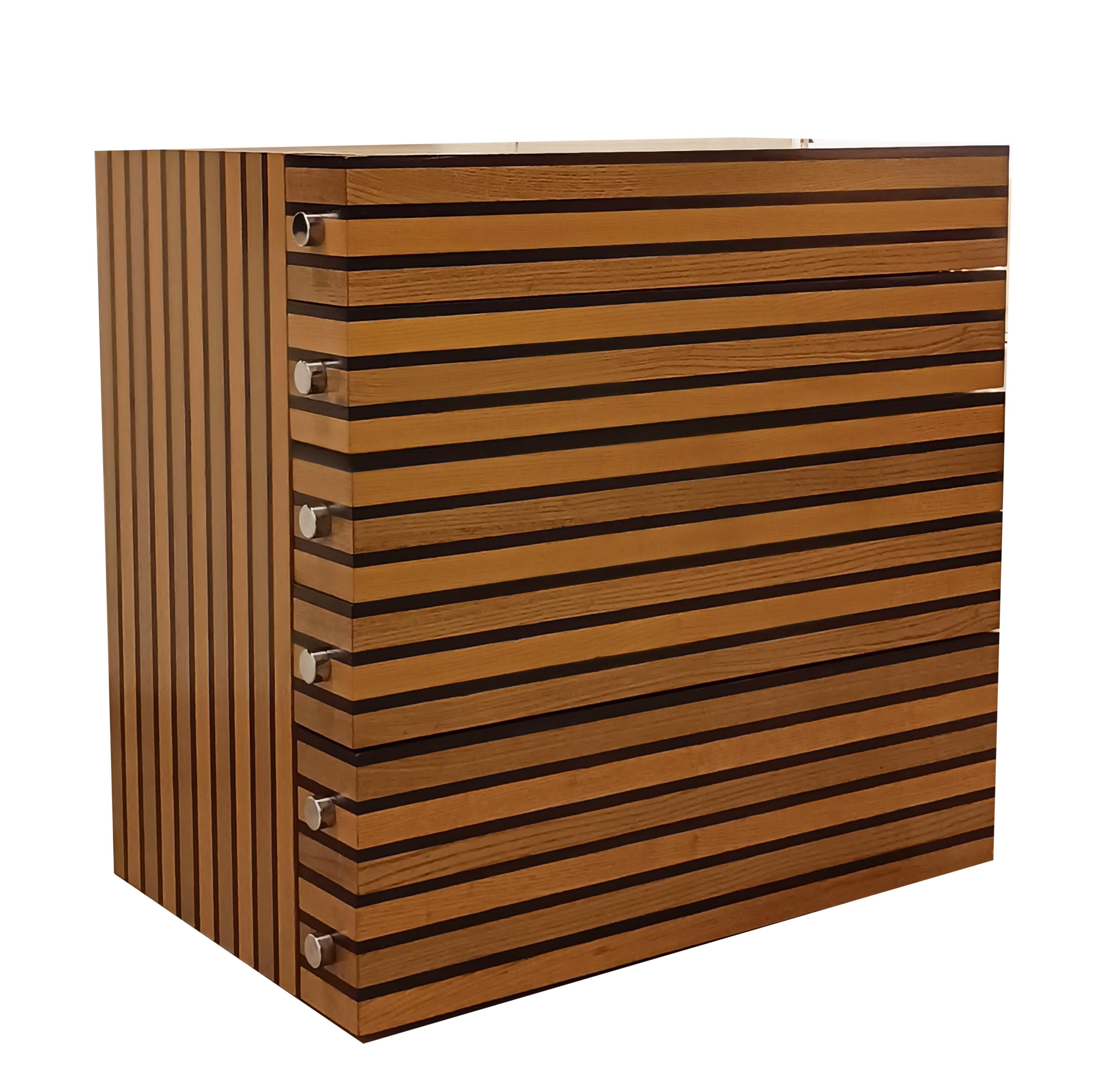 Rara cassettiera in legno e dettagli in metallo cromato disegnata dall' architetto Gigi Villa e realizzata dalla ditta  CMA di Bergamo.
Design Italiano nello stile di Ettore Sottsass, Mario Ceroli, Luciano Frigerio