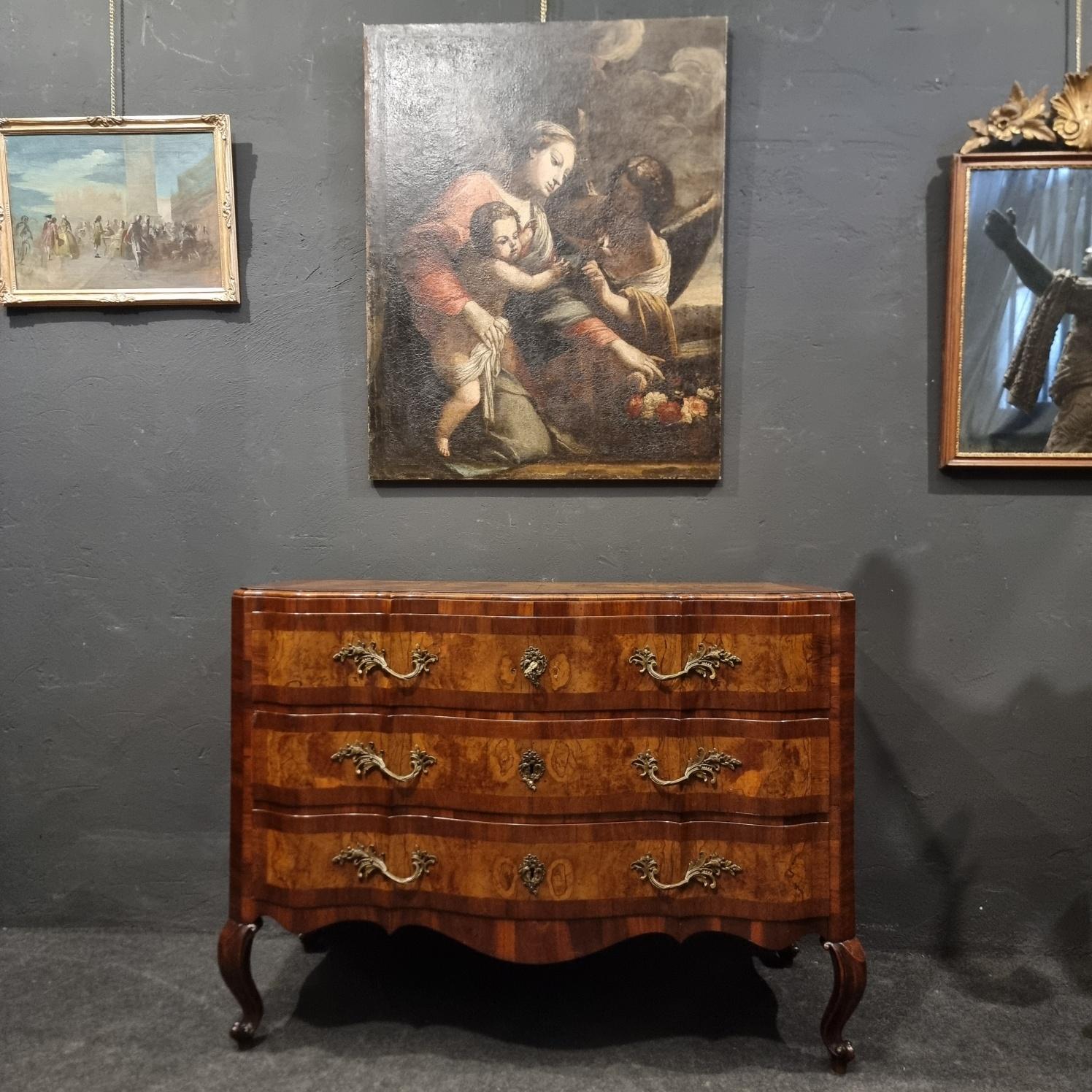 Cassettone Emiliano del ‘700 in legno di noce e olivo in vendita 4