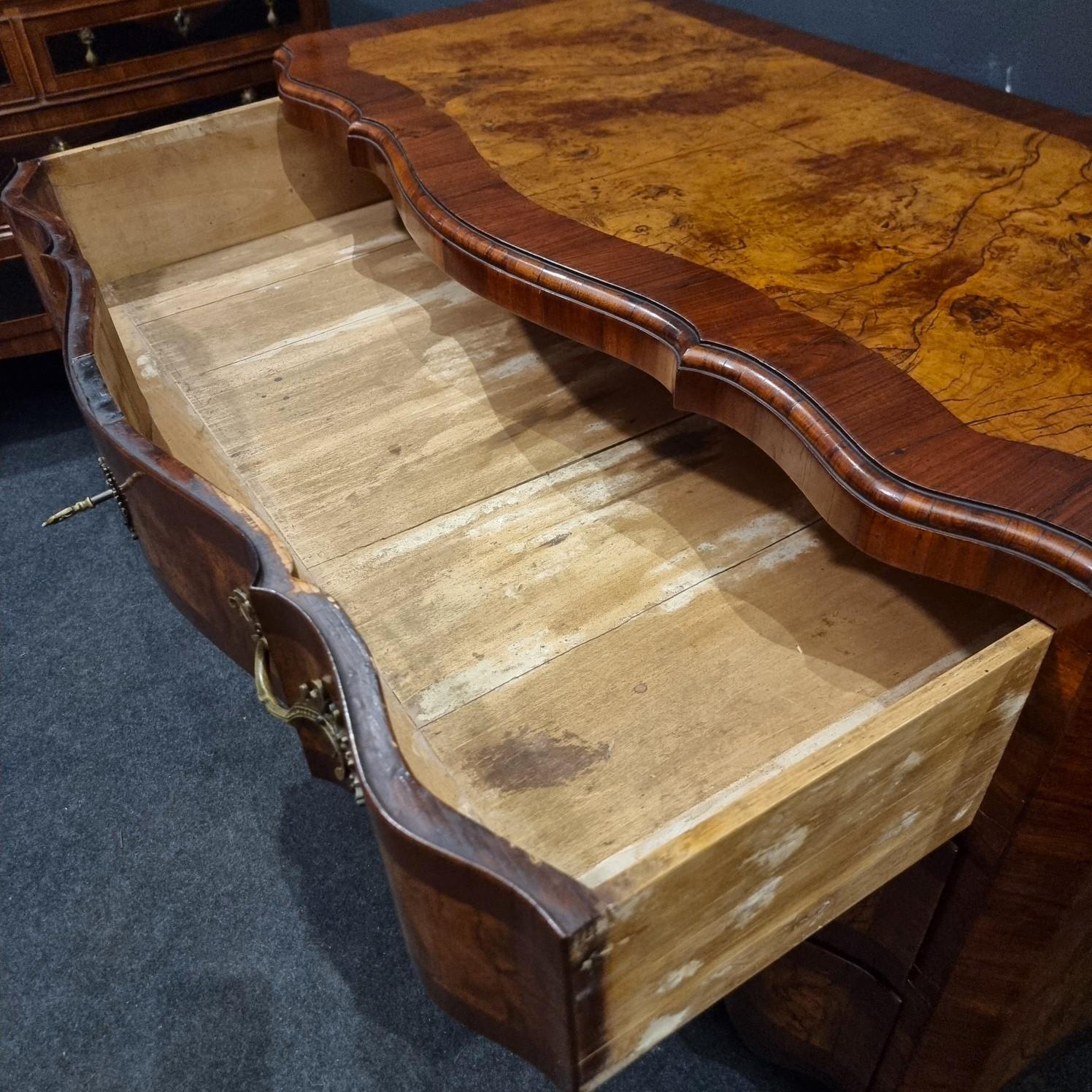 Cassettone Emiliano del ‘700 in legno di noce e olivo in vendita 8