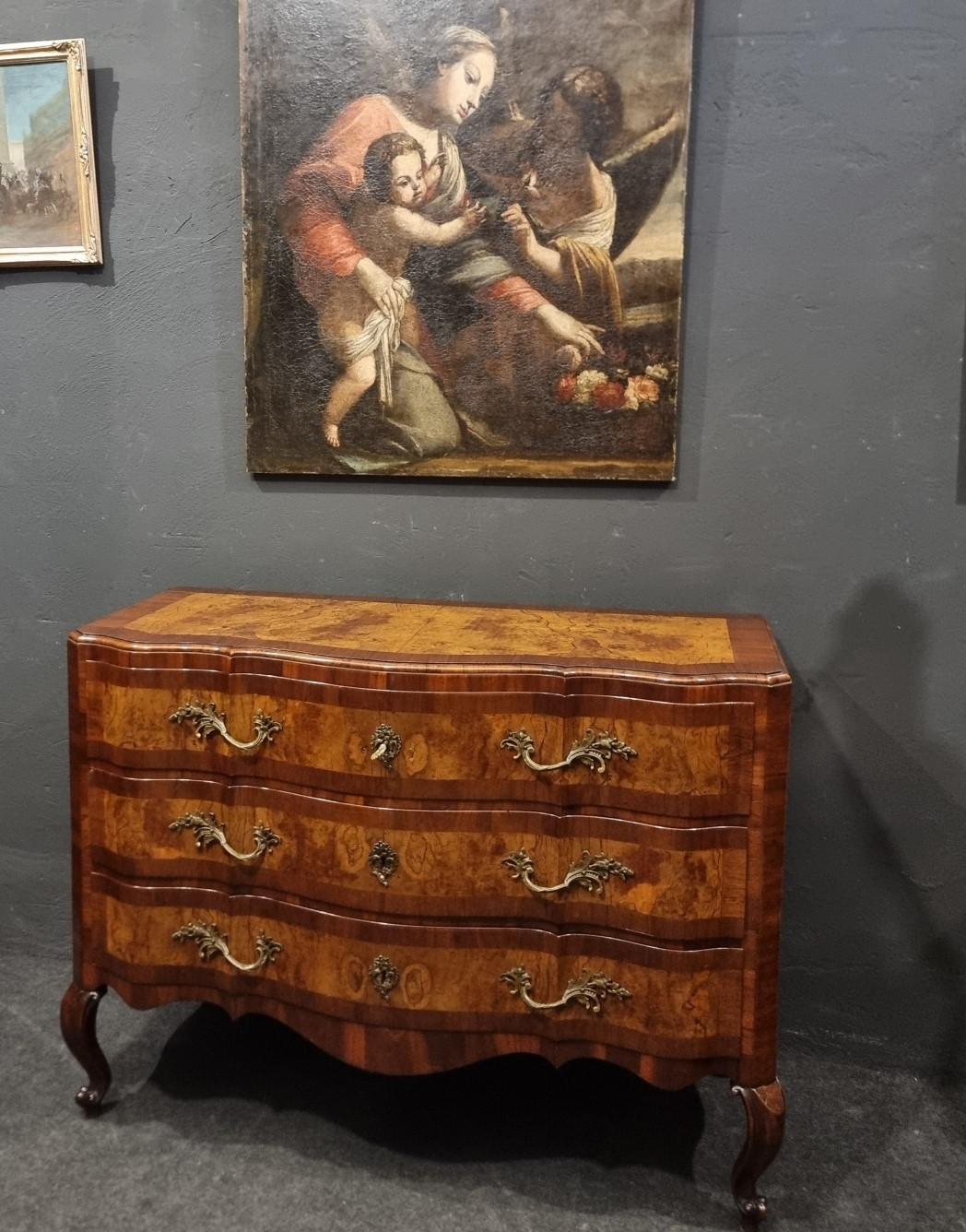 Elegante cassettone Emiliano del ‘700 in legno di noce e olivo
Questo splendido cassettone emiliano risale al XVIII secolo ed è realizzato in legno di noce e olivo, due materiali pregiati che conferiscono al mobile un’eleganza senza tempo. La sua