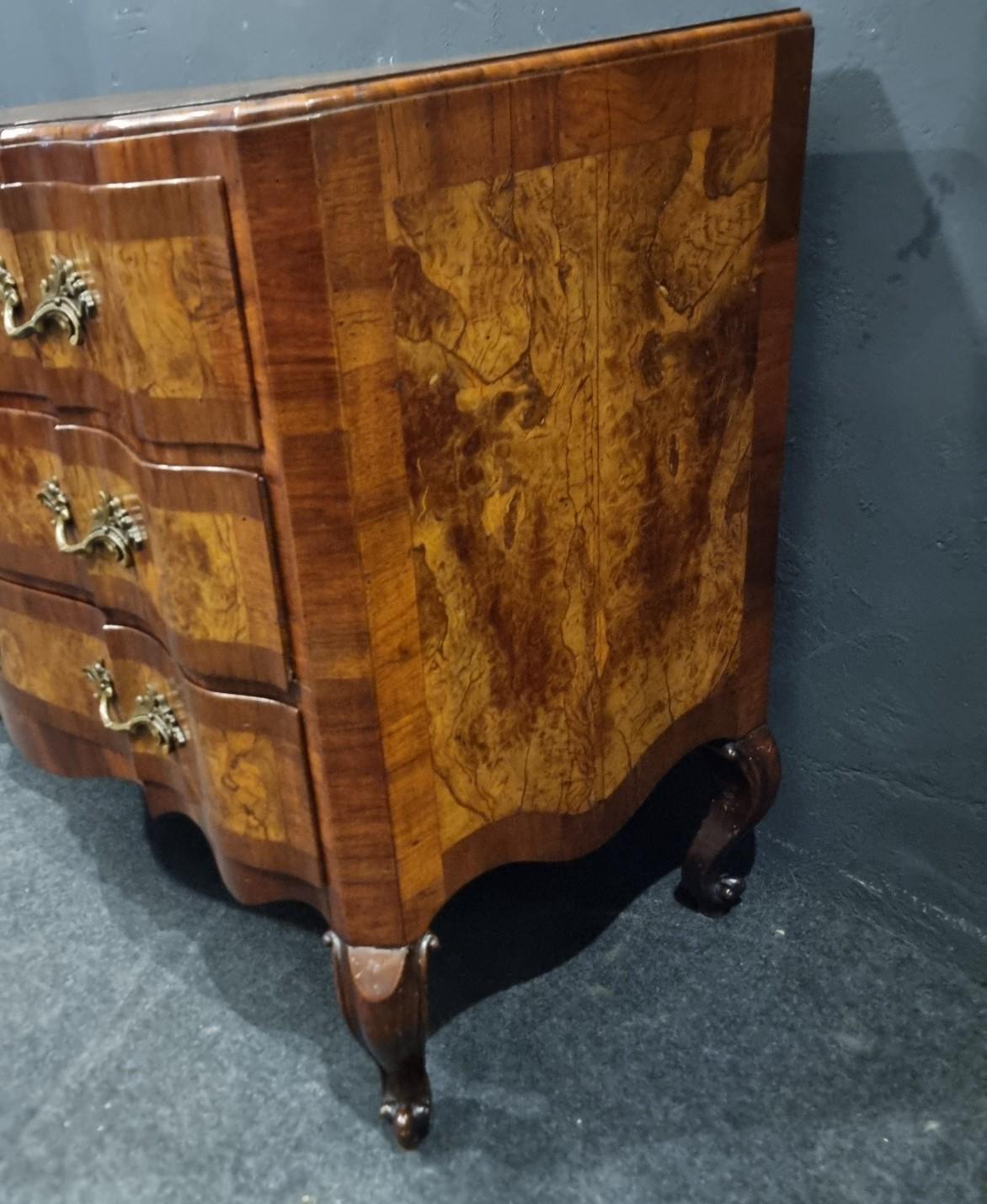 Barocco Cassettone Emiliano del ‘700 in legno di noce e olivo in vendita