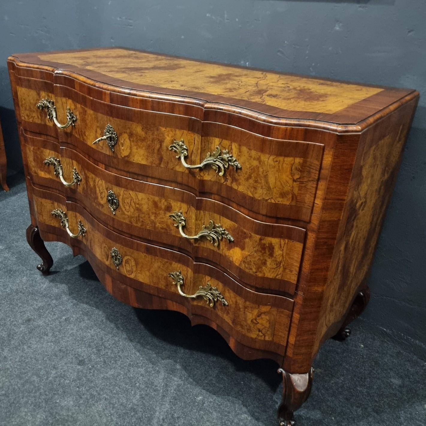 18th Century Cassettone Emiliano del ‘700 in legno di noce e olivo in vendita