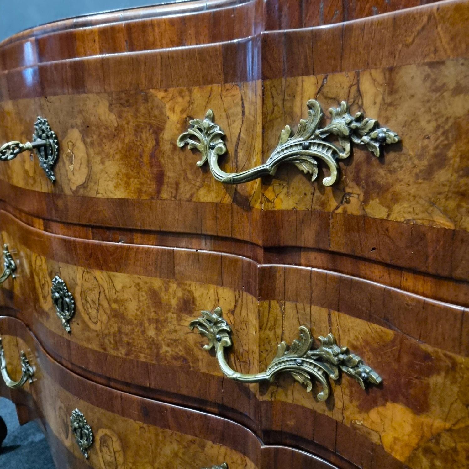 Noce Cassettone Emiliano del ‘700 in legno di noce e olivo in vendita