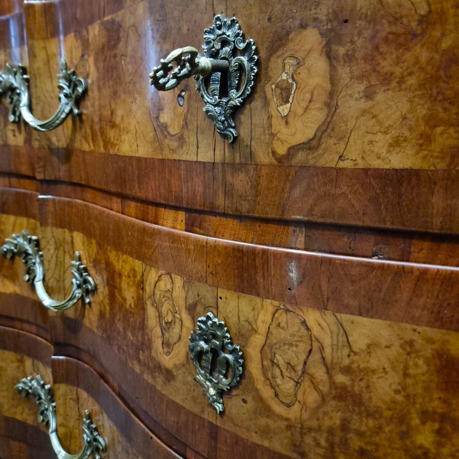Cassettone Emiliano del ‘700 in legno di noce e olivo in vendita 1