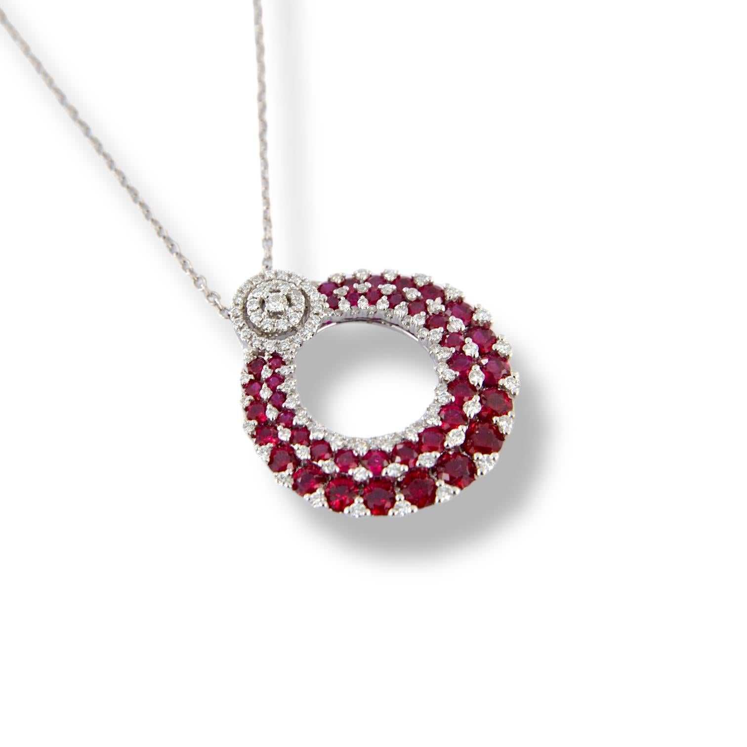 Artigiano Elegante collana con ciondolo in oro bianco 18kt con diamanti e rubini in vendita