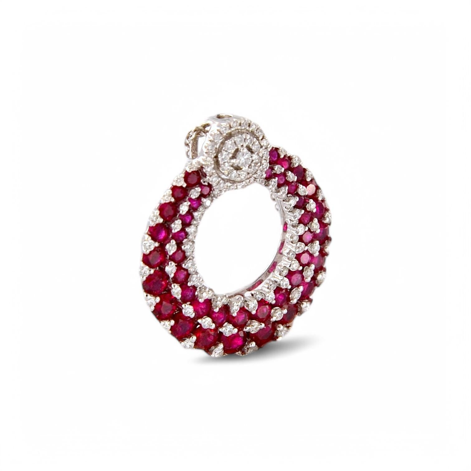 Round Cut Elegante collana con ciondolo in oro bianco 18kt con diamanti e rubini in vendita