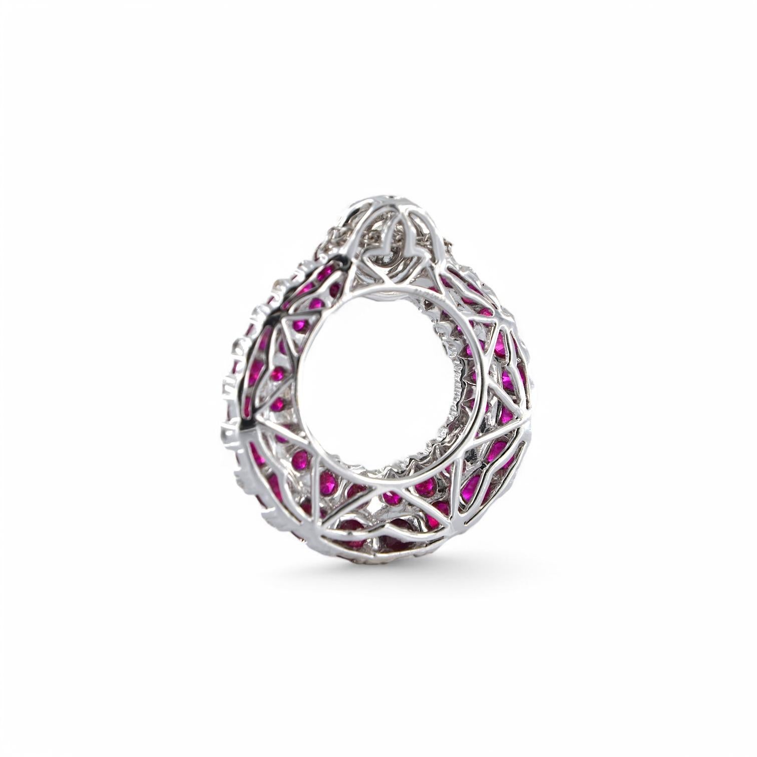 Elegante collana con ciondolo in oro bianco 18kt con diamanti e rubini In condizioni Nuovo in vendita a Vittoria, IT