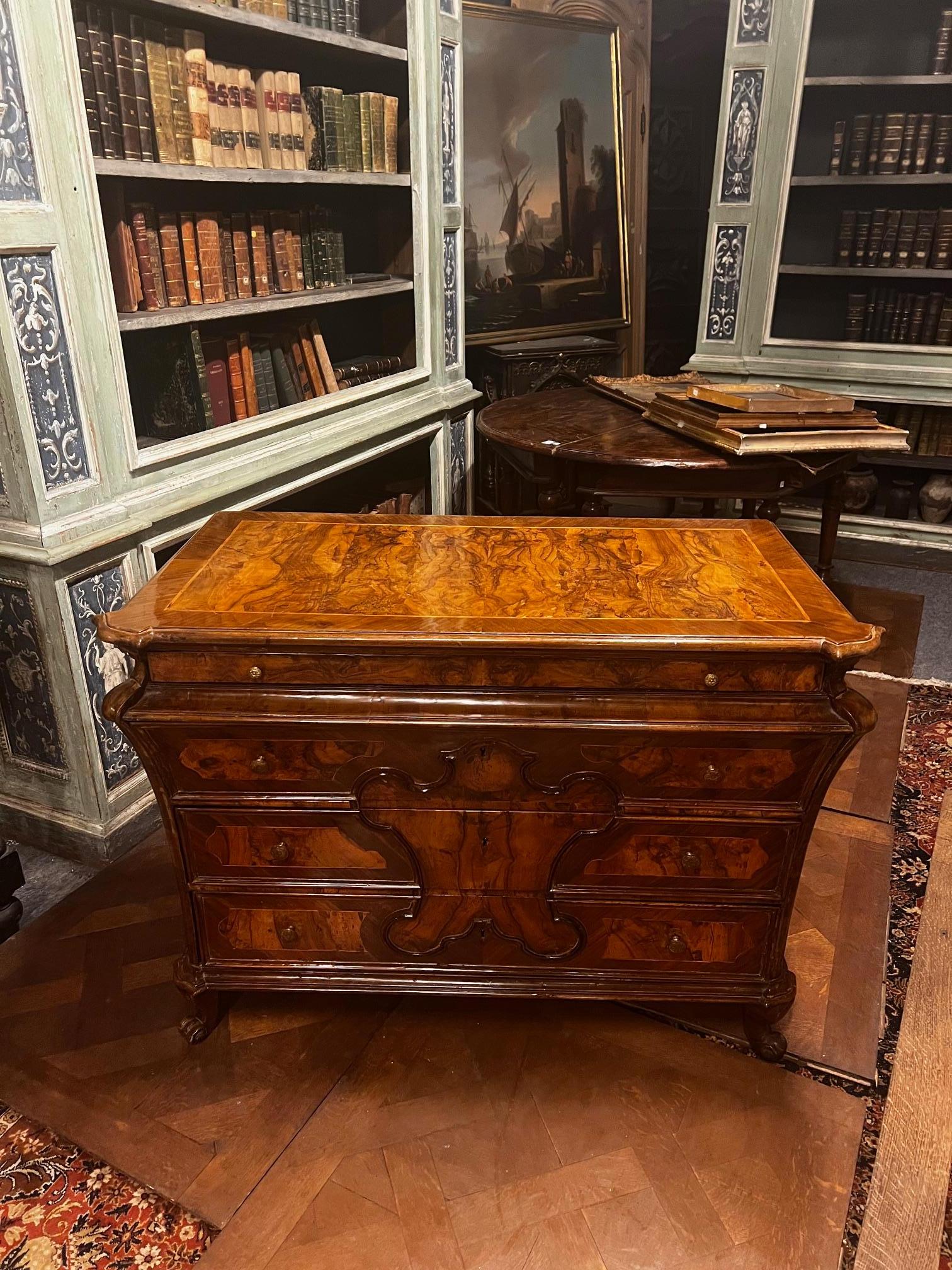 Elegante comò cassettiera lombarda in noce e radica di noce, Italia Italiano en venta