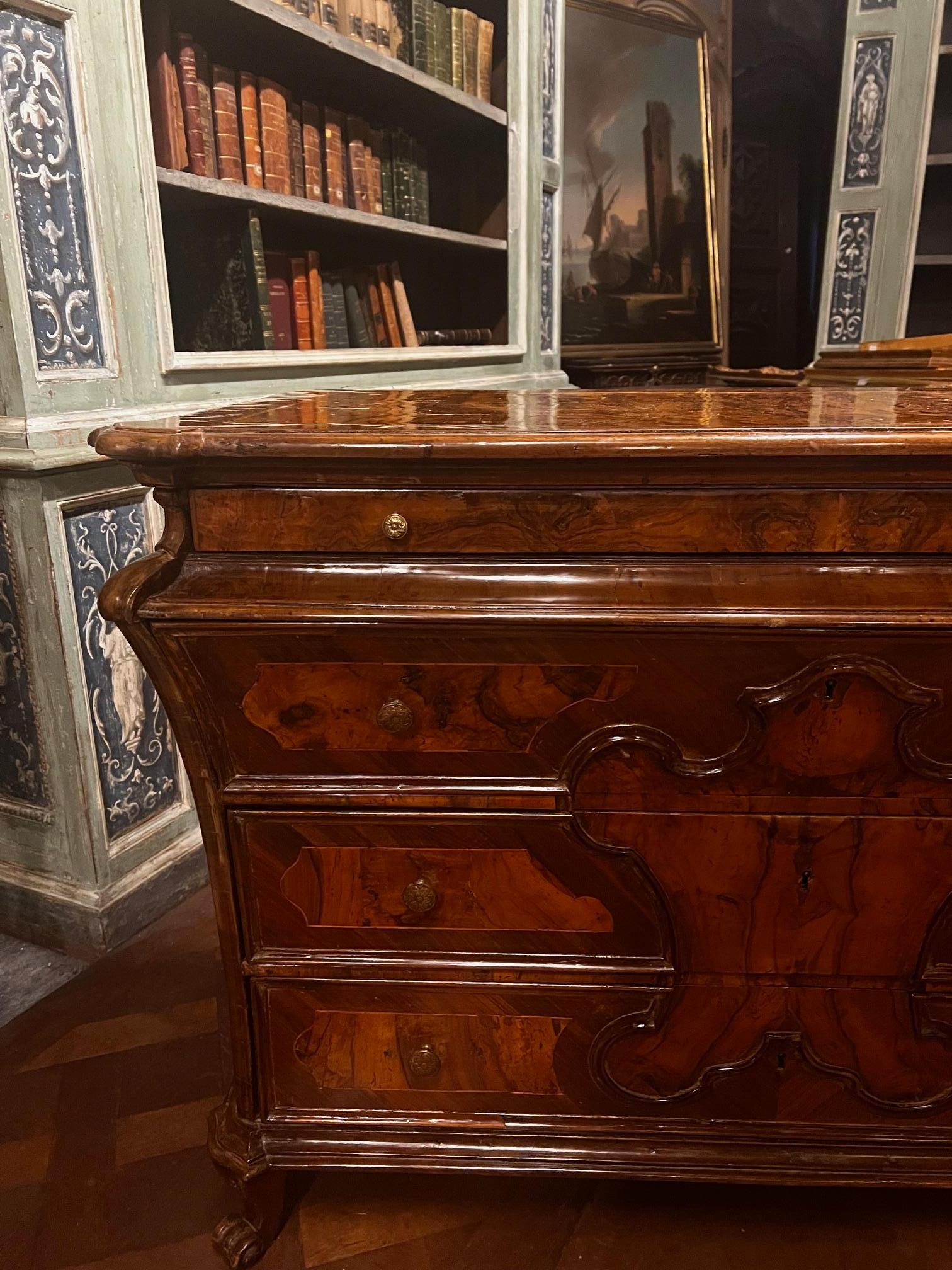 Elegante comò cassettiera lombarda in noce e radica di noce, Italia Tallado en venta