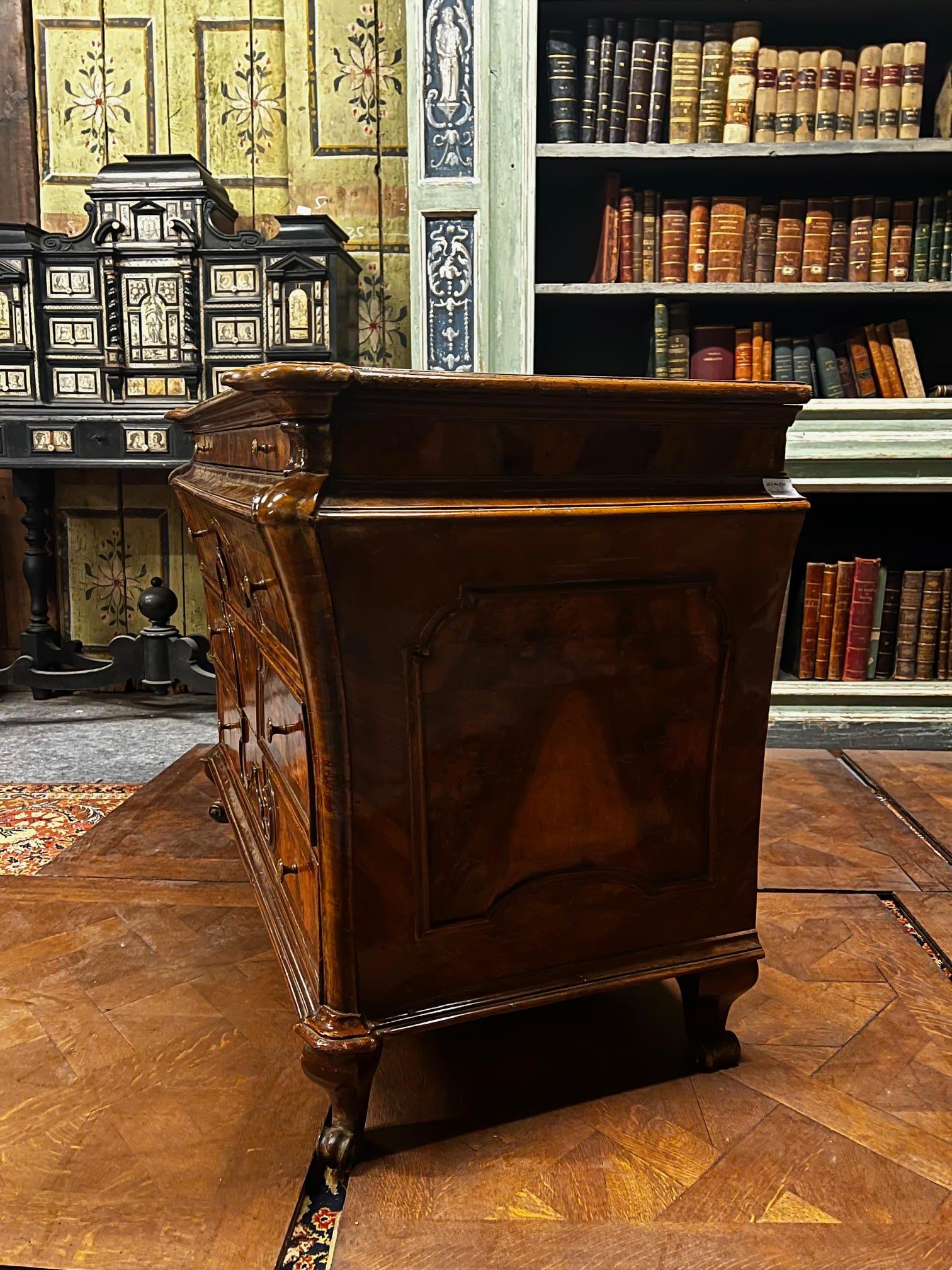 Elegante comò cassettiera lombarda in noce e radica di noce, Italia en Bueno estado para la venta en Cuneo, Italy (CN)