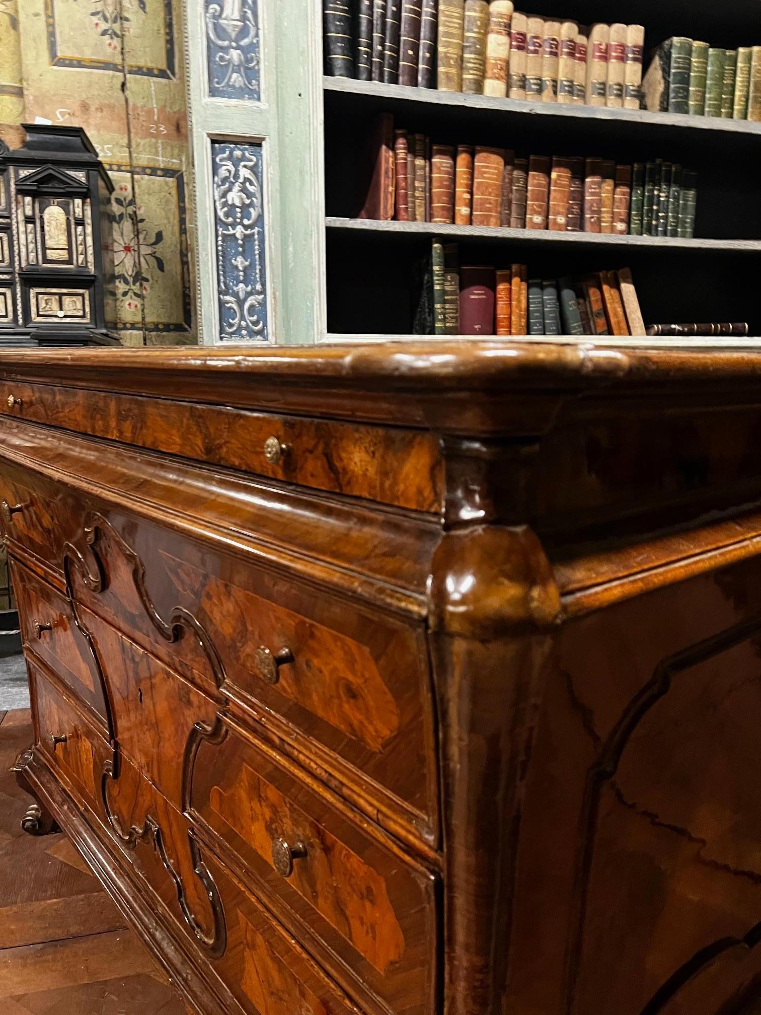Elegante comò cassettiera lombarda in noce e radica di noce, Italia siglo XVIII y antes en venta