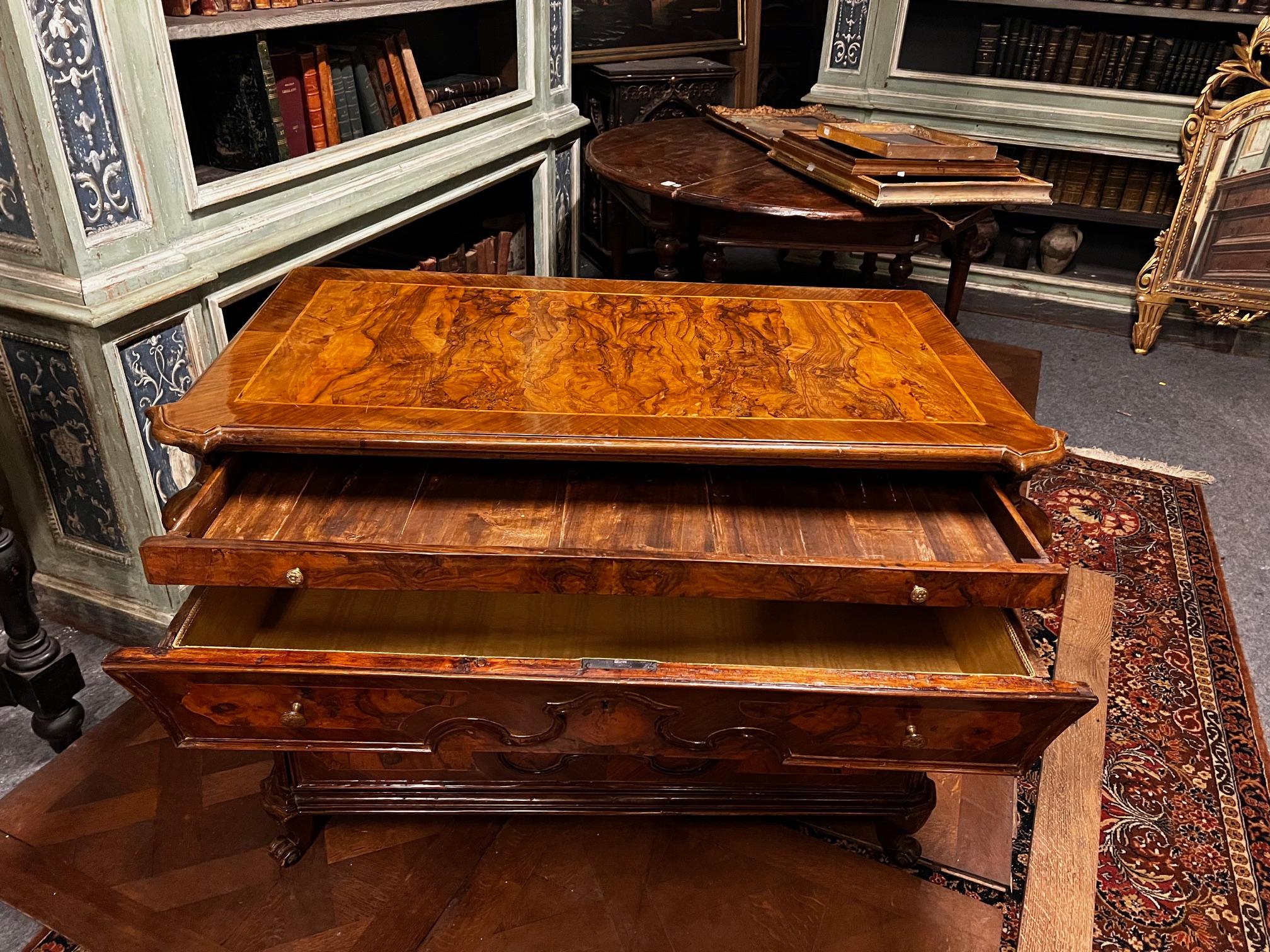 Elegante comò cassettiera lombarda in noce e radica di noce, Italia Avellano en venta