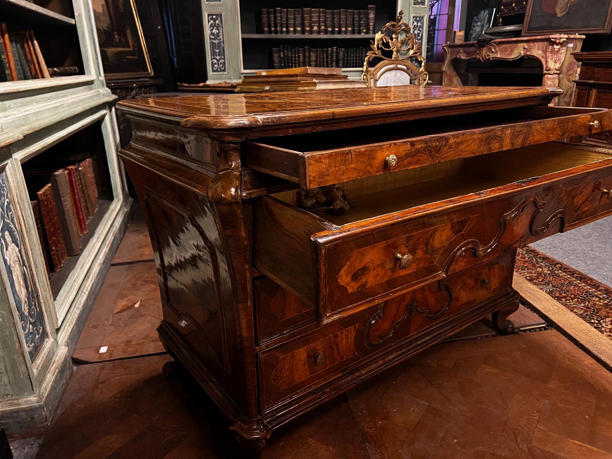 Elegante comò cassettiera lombarda in noce e radica di noce, Italia en venta 1