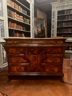 Elegante comò cassettiera lombarda in noce e radica di noce, Italia