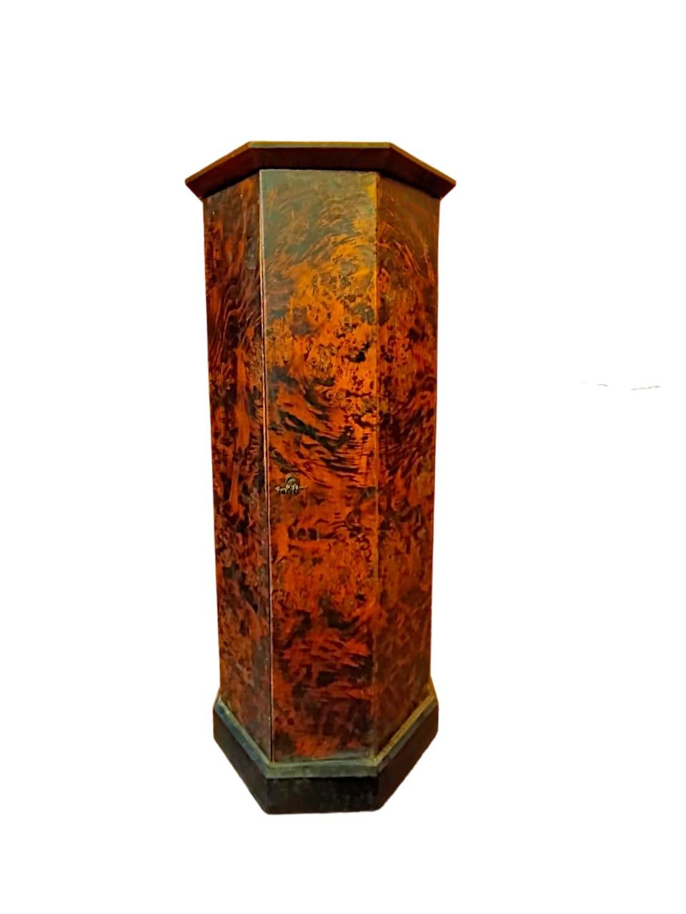 Elegant empire column nightstand, octagonal.

Origin: emiliana (Bologna)
Empire-era (early 1800s)
Entirely veneered in poplar burl with a special stain that enhances the intricate grain.
Nice 
