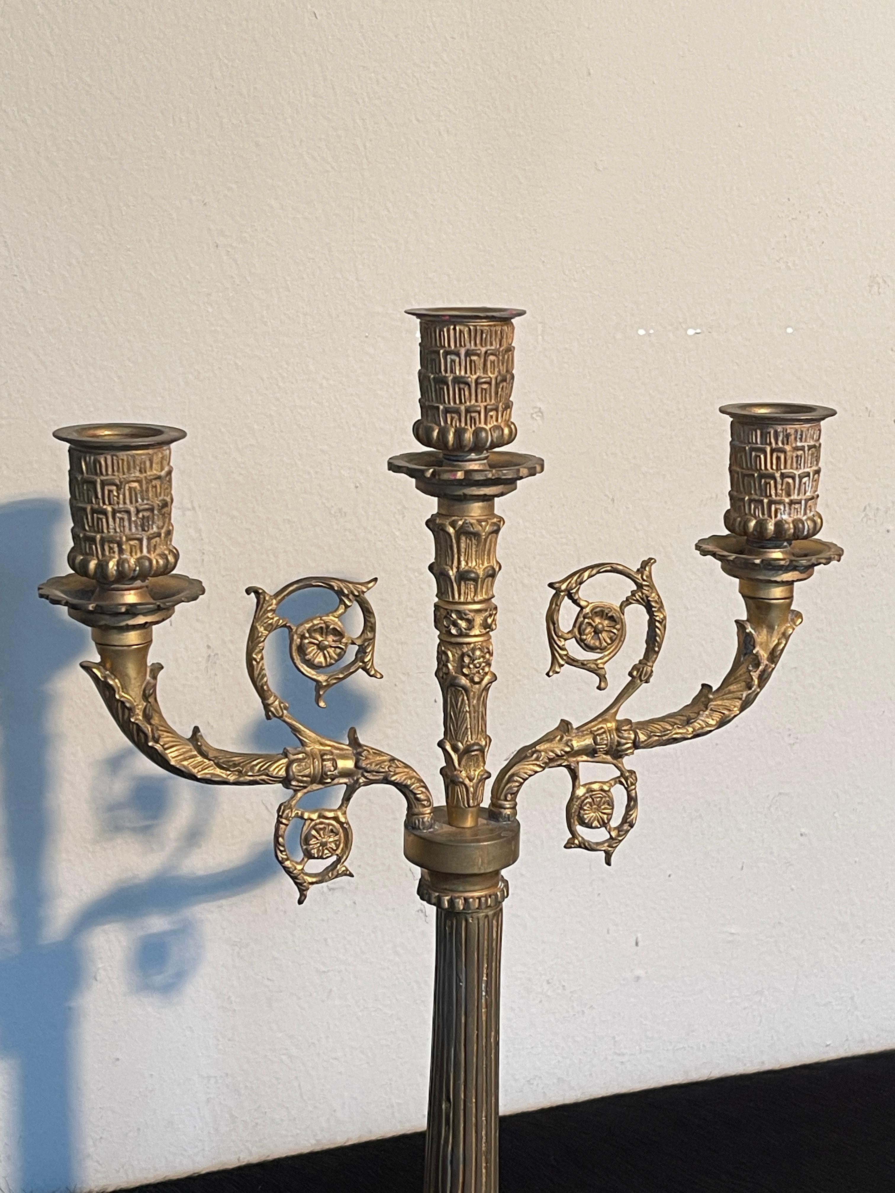 Neoclassico Elegante Coppia di Candelabri in Bronzo Dorato - Stile Classico in vendita
