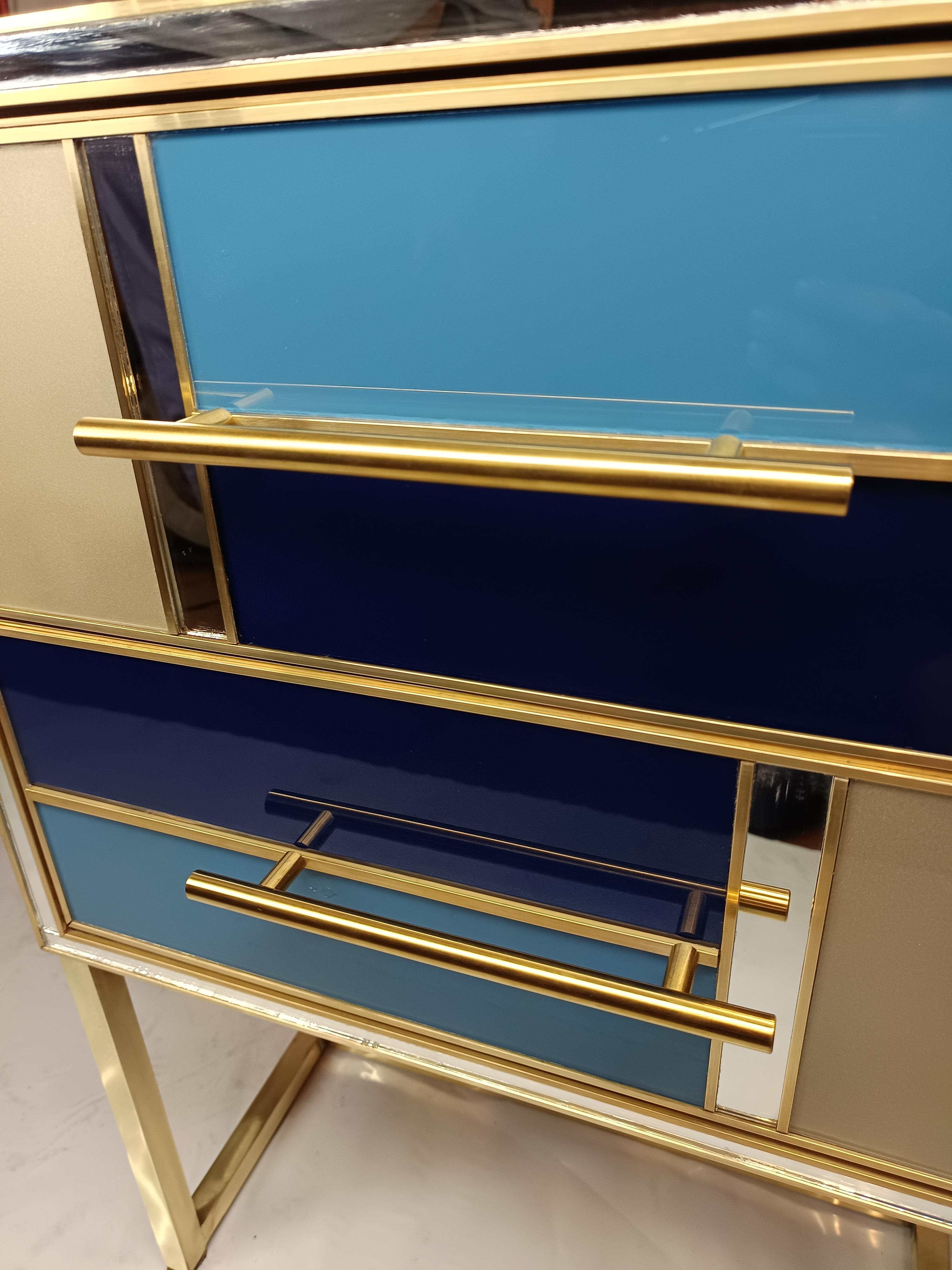 Coppia Comodini Holz , blu Oro e specchio con Piede in ottone  (Handgeschnitzt) im Angebot