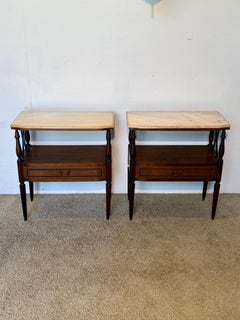 Élégante paire de tables de chevet en bois massif et marbre, Italie, années 1950