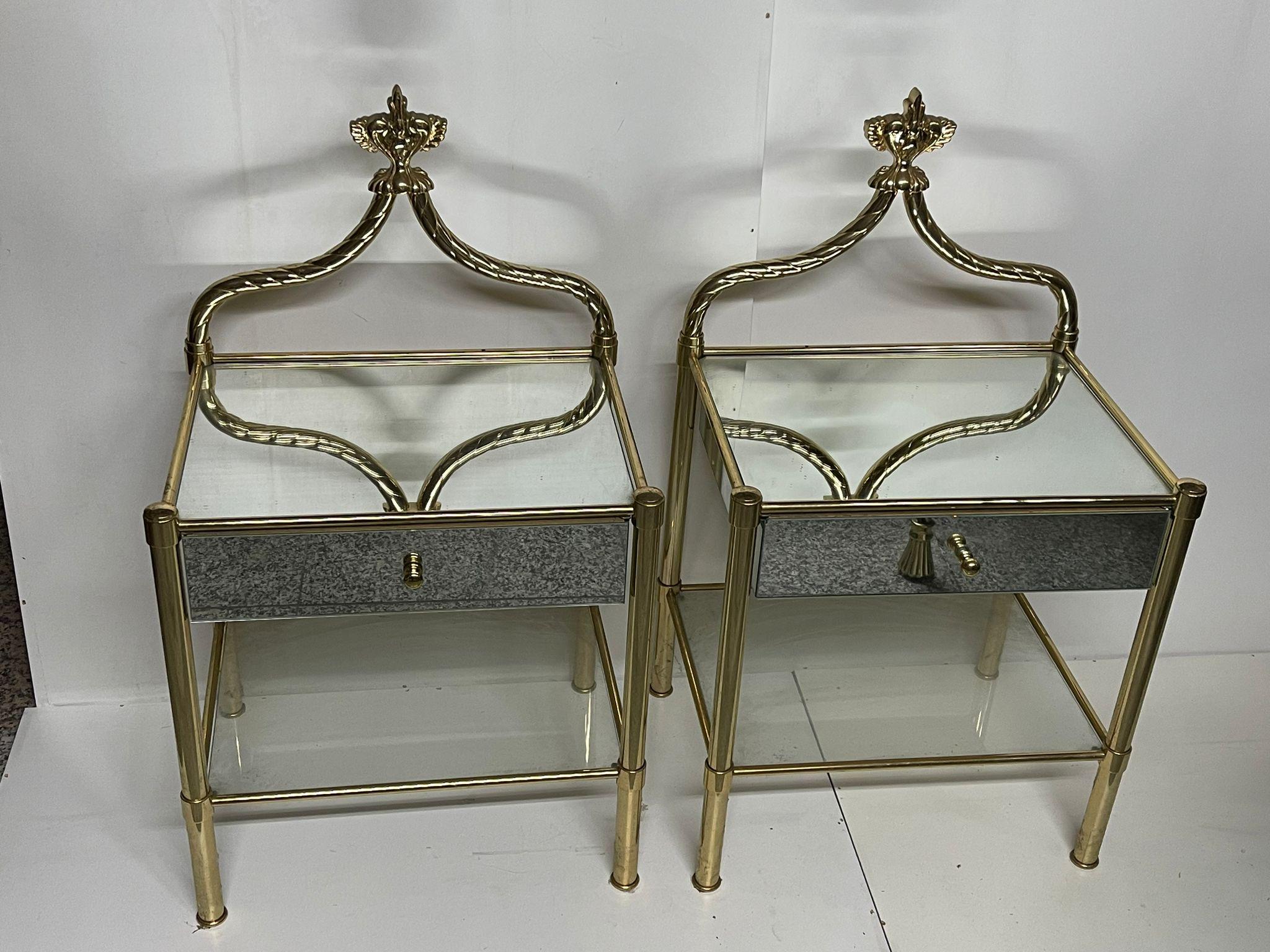Élégante paire de tables de chevet en laiton plaqué or 24 carats. Souris Design Cantù 