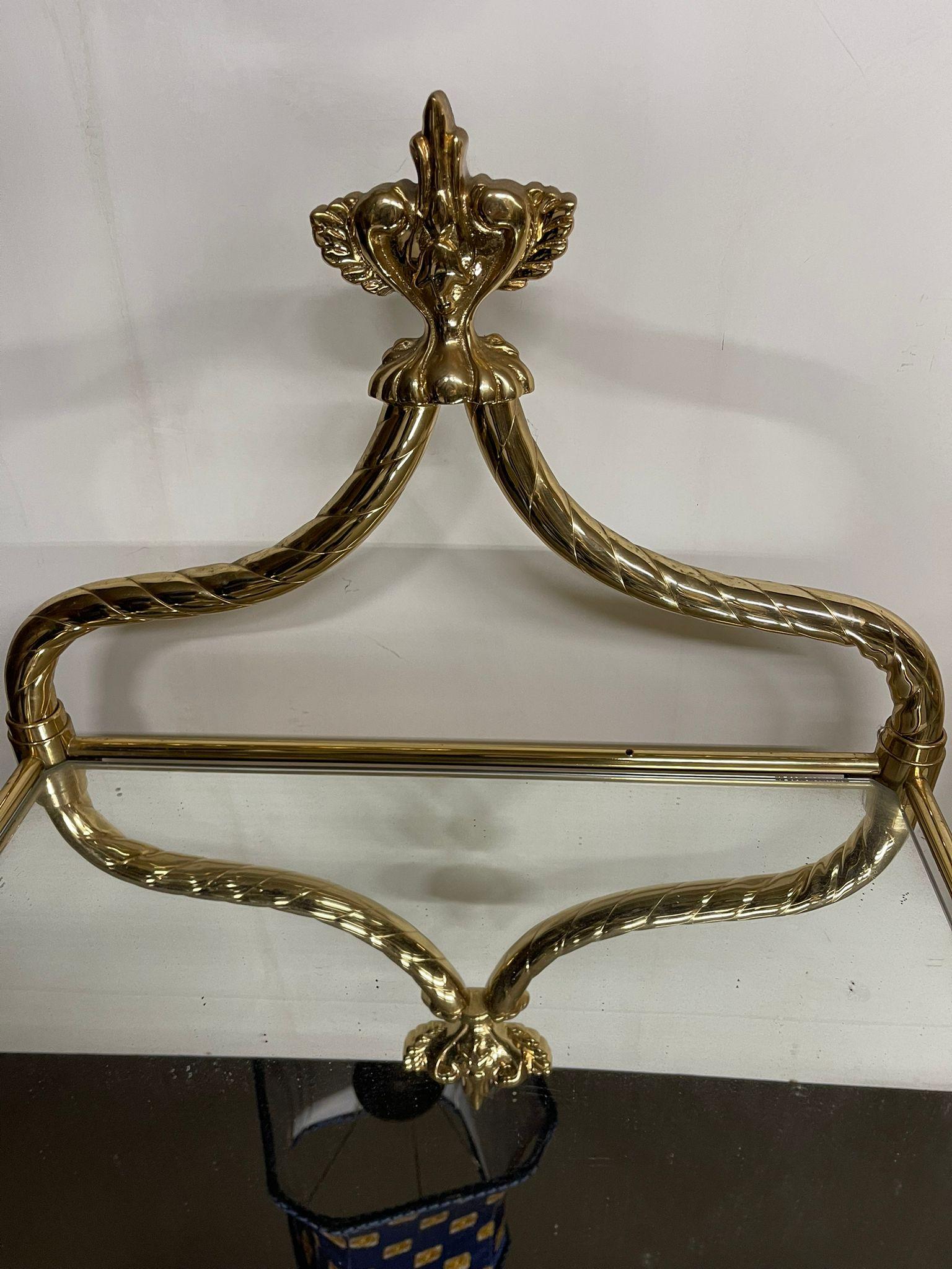 Élégante paire de tables de chevet en laiton plaqué or 24 carats. Excellent état - En vente à Cantù, IT