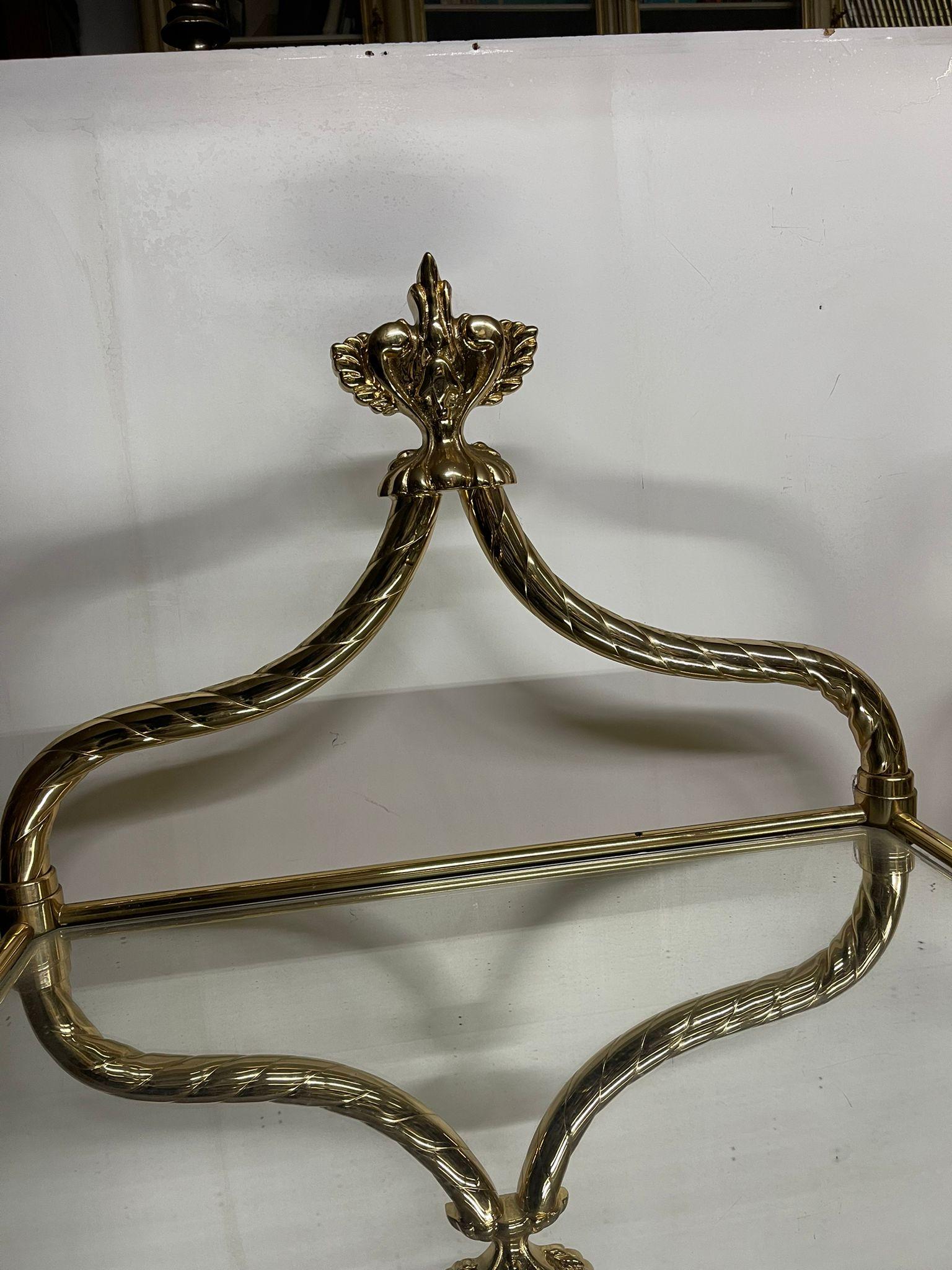 Late 20th Century Élégante paire de tables de chevet en laiton plaqué or 24 carats. en vente