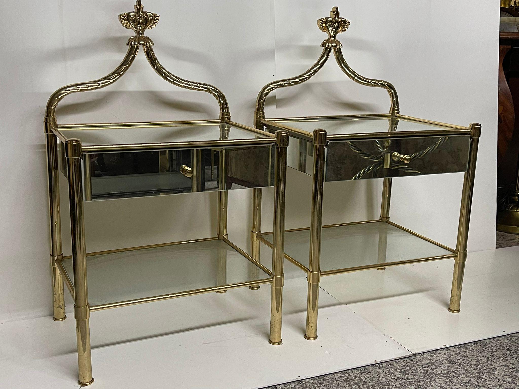 Laiton Élégante paire de tables de chevet en laiton plaqué or 24 carats. en vente
