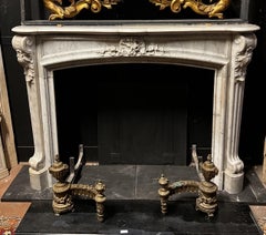 Elegante cornice di camino francese in marmo bianco venato, Francia