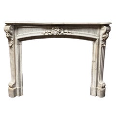 Elegante cornice di camino francese in marmo bianco venato, Francia