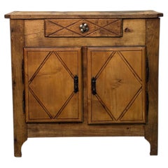 Elegante credenza risalente alla fine dell’Ottocento realizzata in Ciliegio