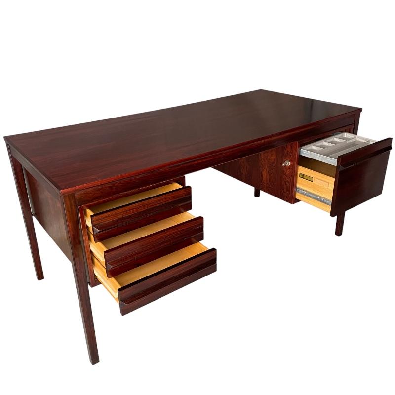 Stylish Torbjørn Afdar Executive Desk In Good Condition For Sale In VILLAJOYOSA/LA VILA JOIOSA, ES