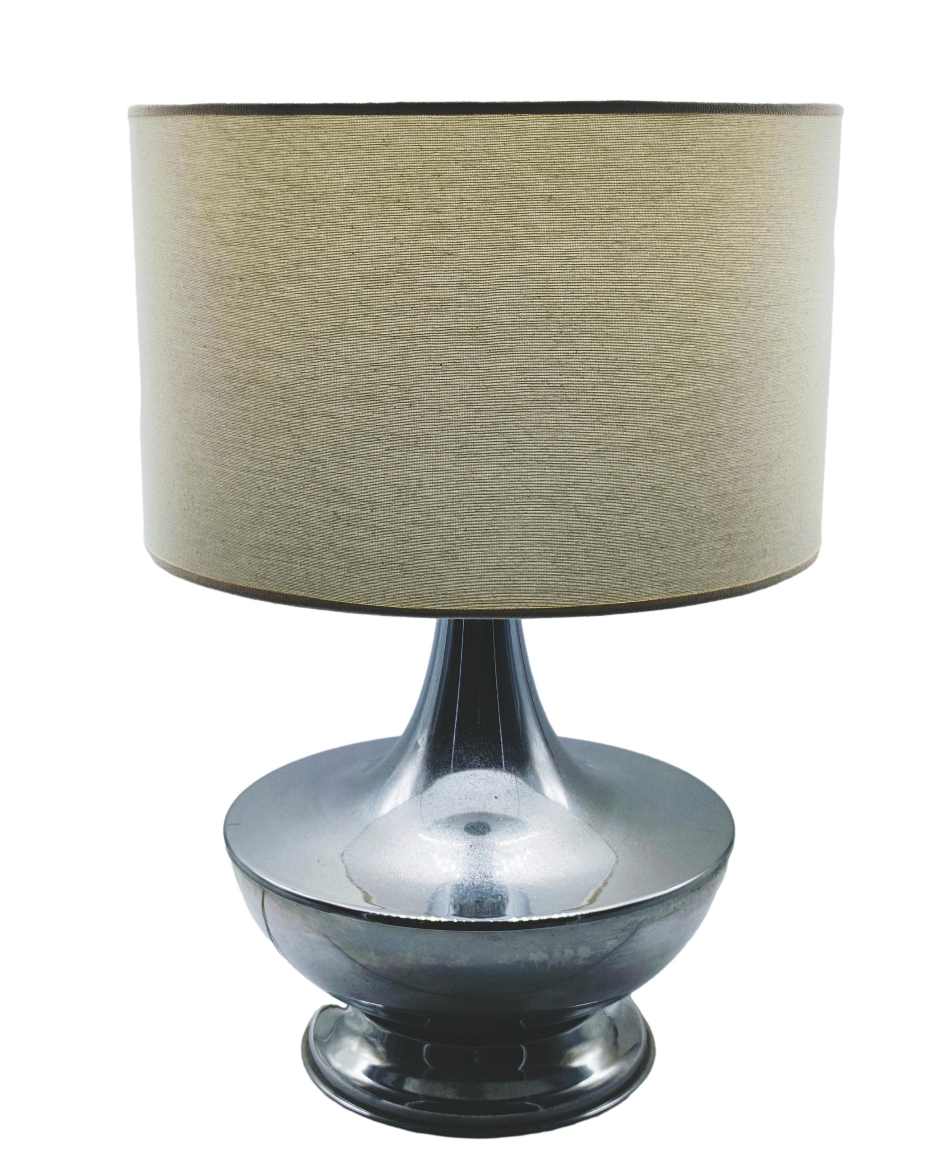 Lampada da tavolo Italiana degli anni 70 presenta una forma affusolata che culmina in una base più ampia e stabile. Questo design elegante e minimalista si ispira a un'estetica moderna e senza tempo, capace di integrarsi perfettamente in vari stili
