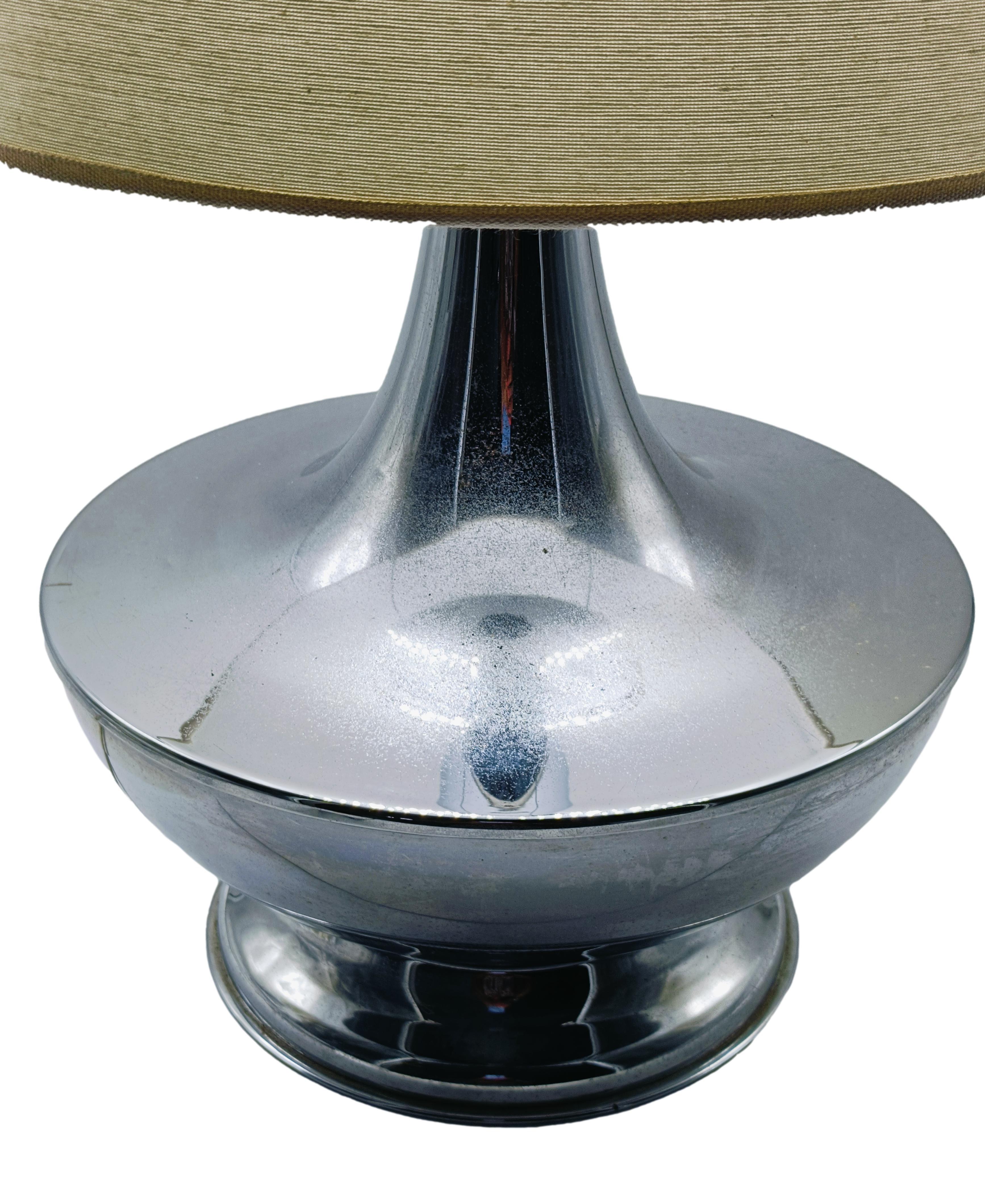 Italian Elegante Lampada da Tavolo con Base Cromata, Italia 1970s For Sale