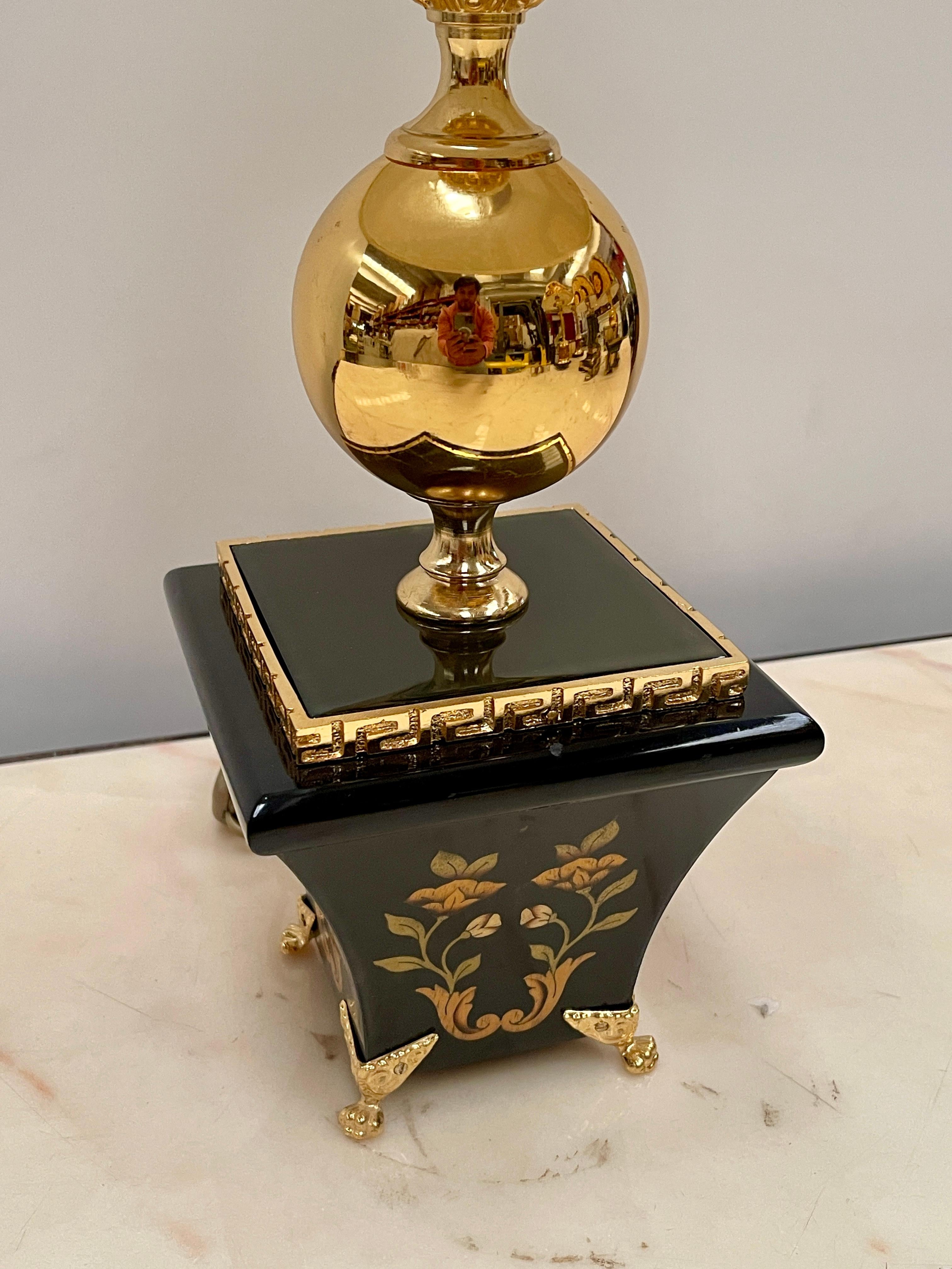 Elegante lampada da tavolo in stile barocco italiano in legno e bronzo anni '70 Hecho a mano en venta