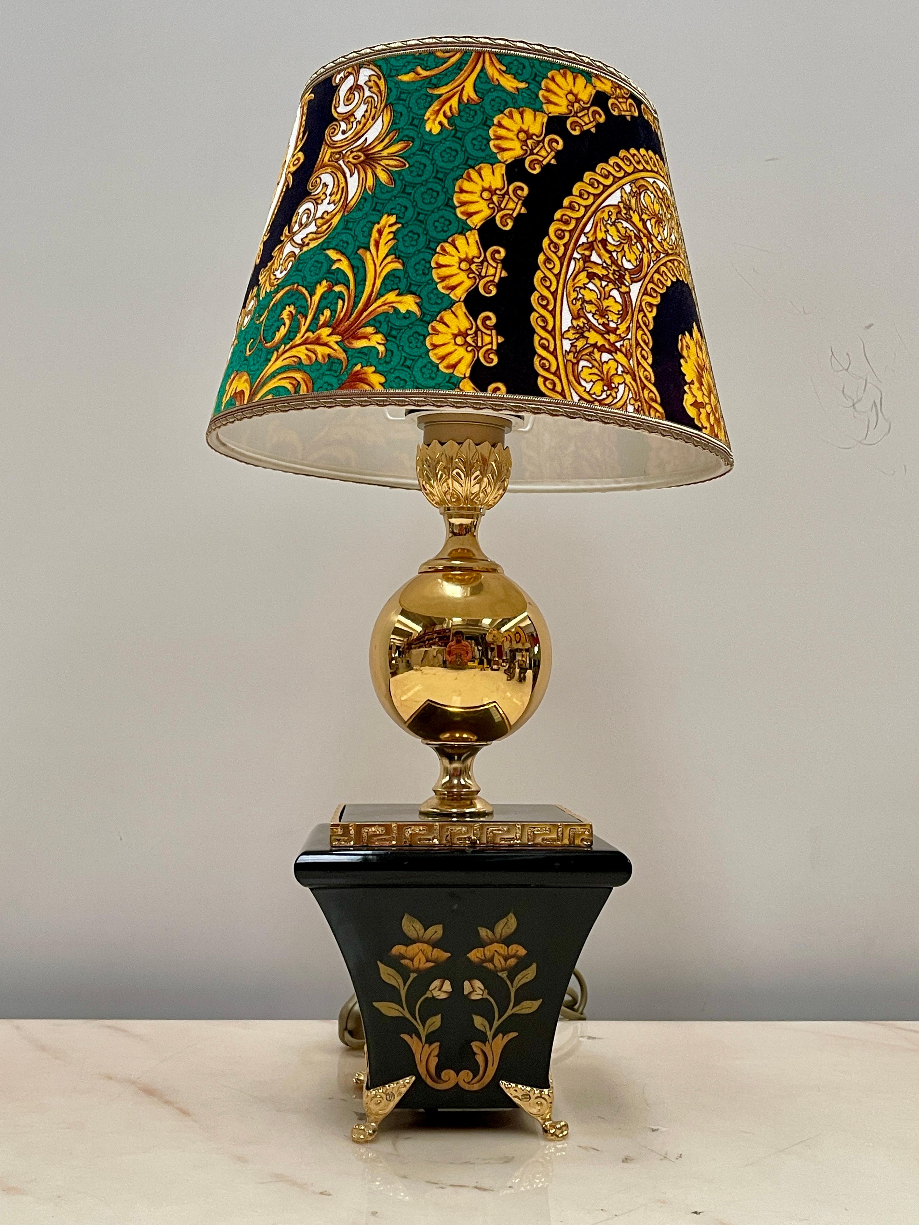 Elegante lampada da tavolo in stile barocco italiano in legno e bronzo anni '70 en Excelente estado para la venta en Cantù, IT