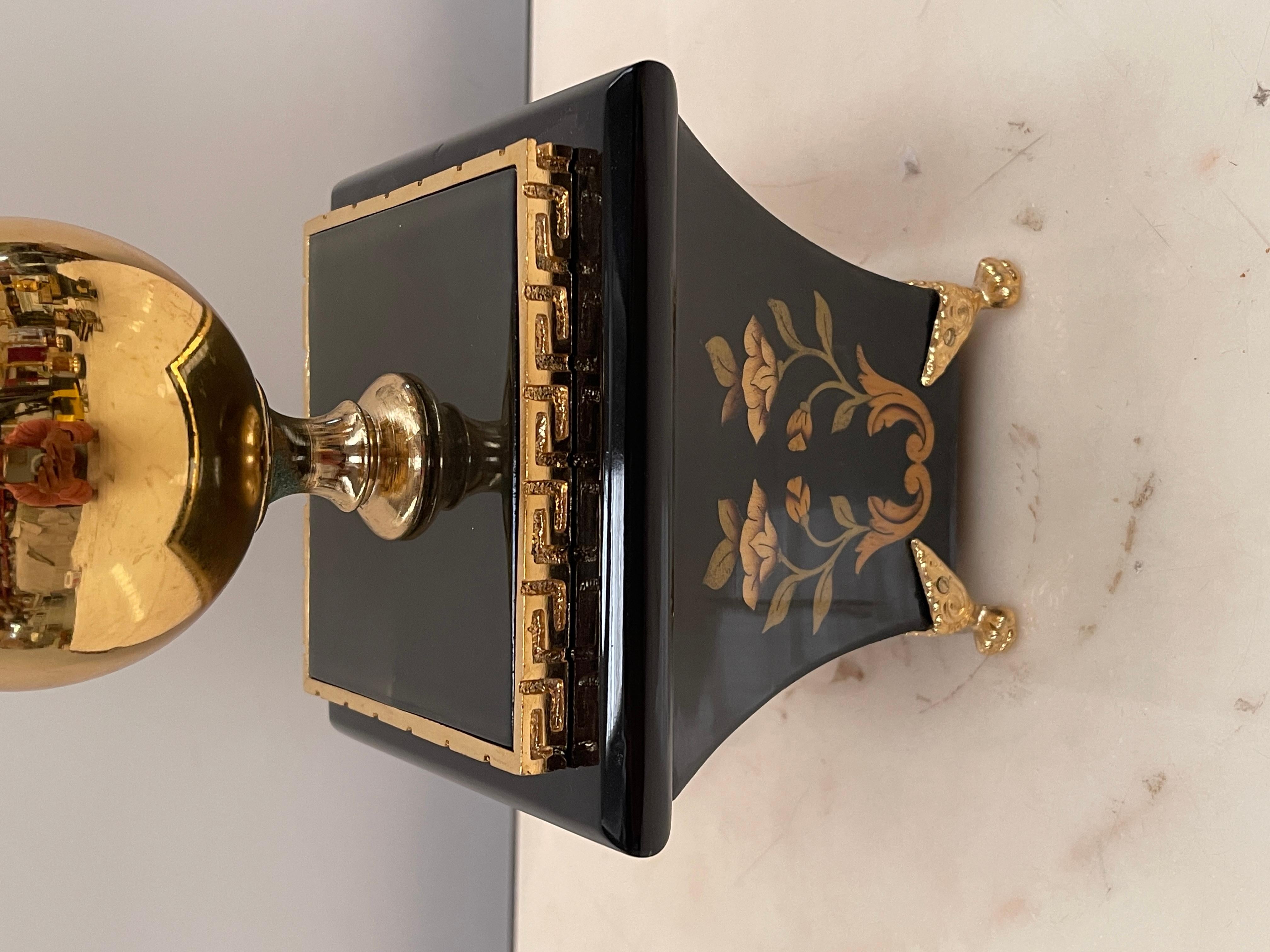 Elegante lampada da tavolo in stile barocco italiano in legno e bronzo anni '70 20th Century en venta