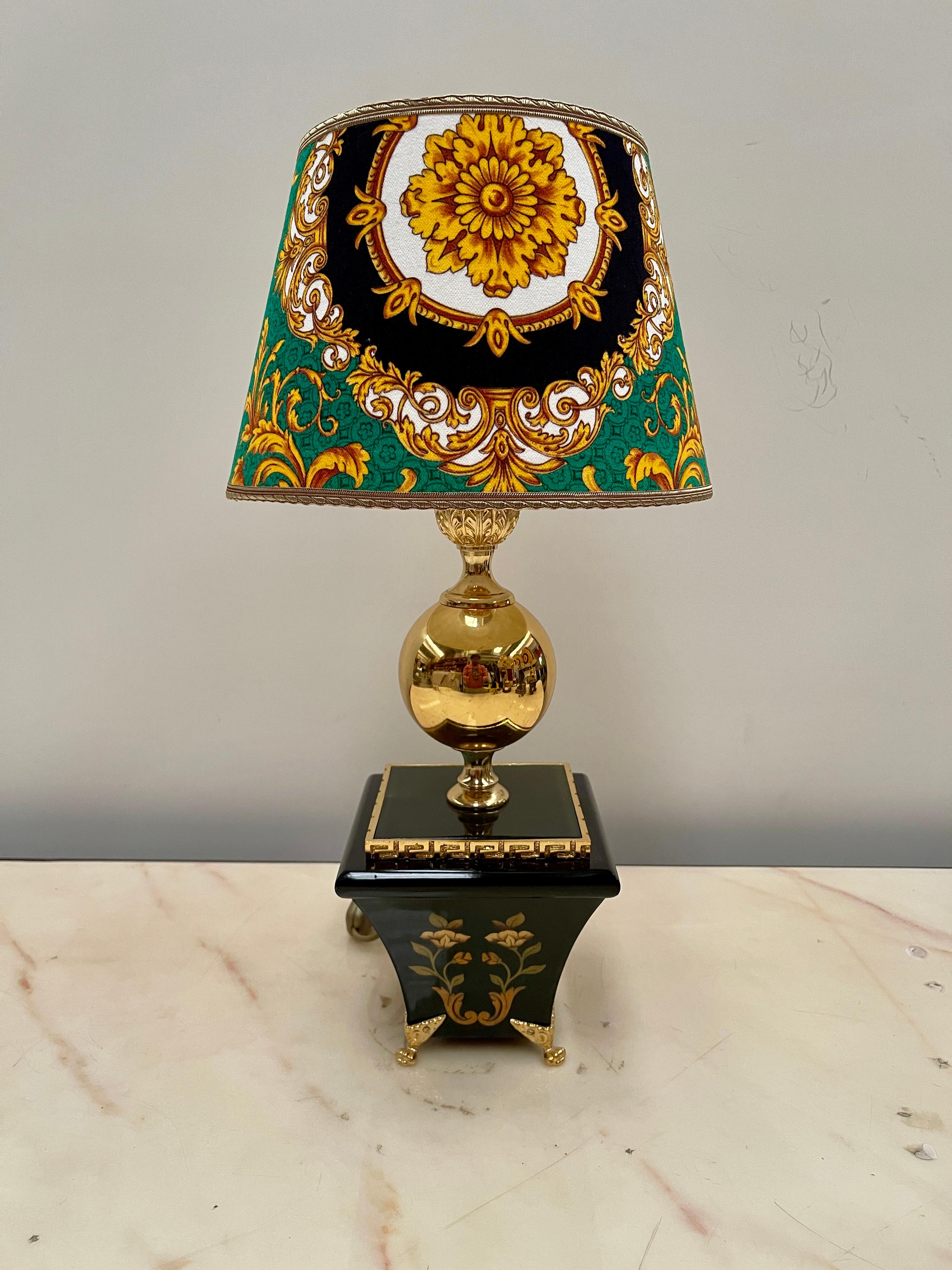 Elegante lampada da tavolo in stile barocco italiano in legno e bronzo anni '70 Bronce en venta