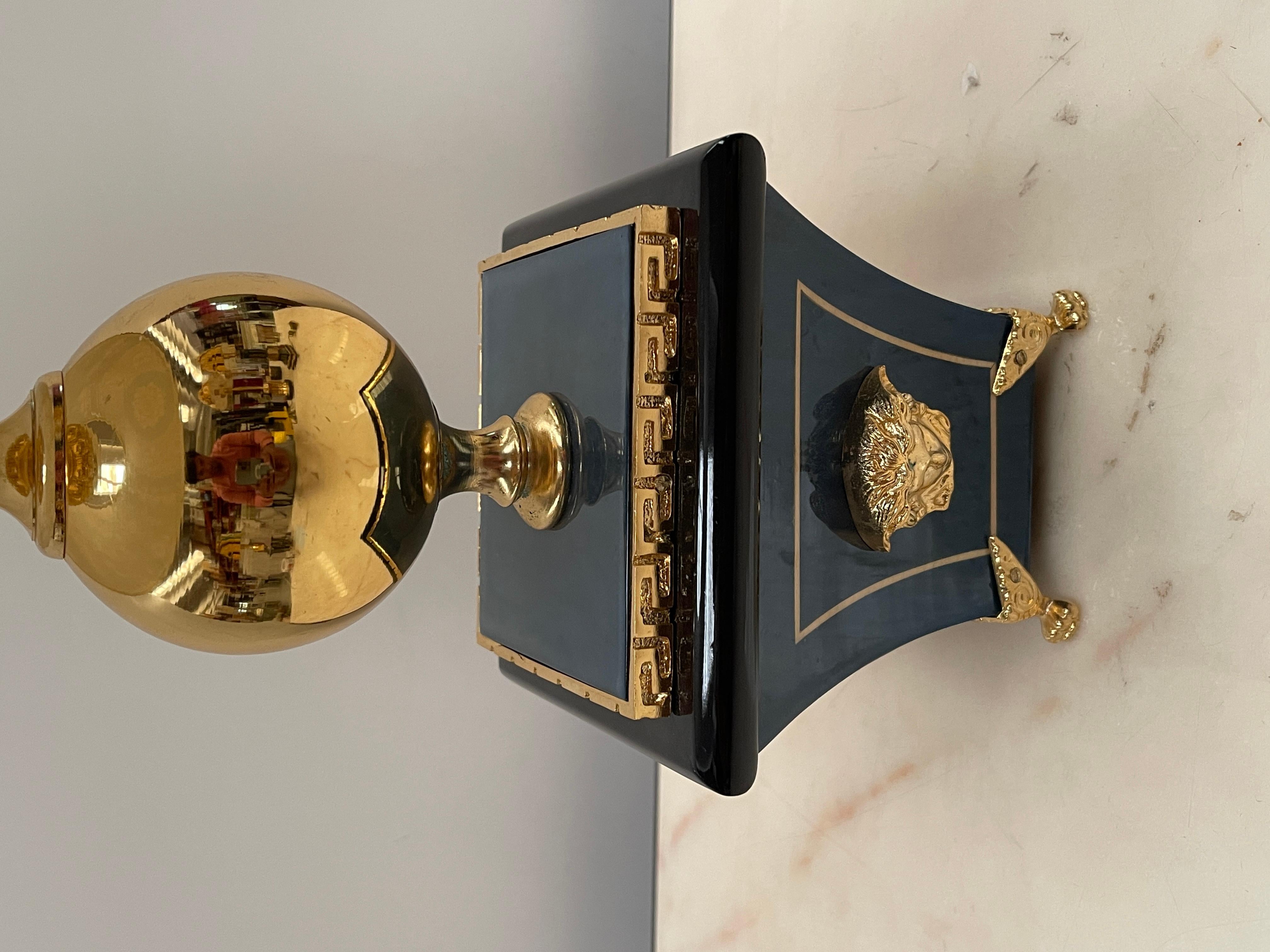 Fatto a mano Elegante lampada da tavolo stile francese, XX secolo in vendita