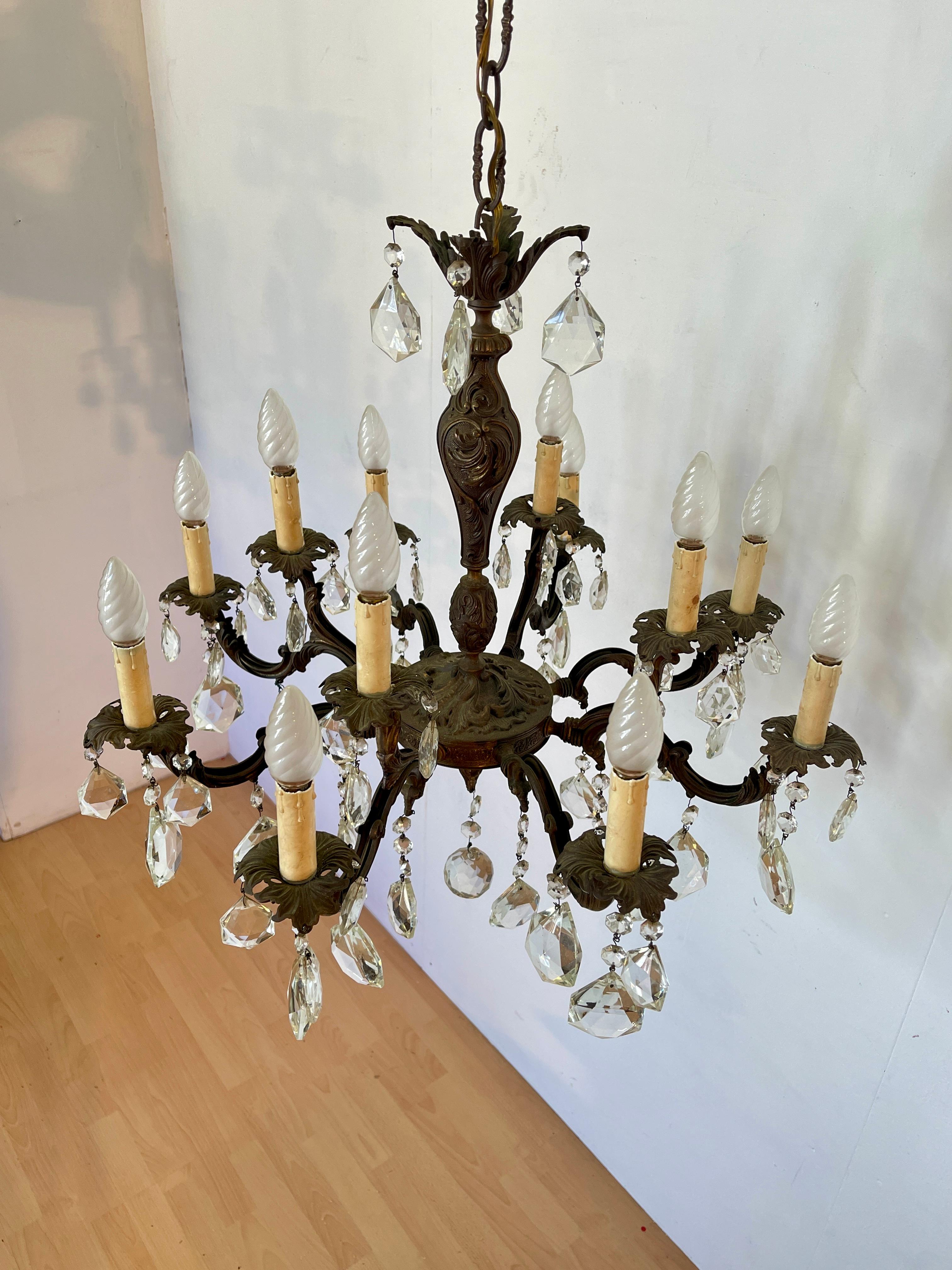 Fatto a mano Elegante lampadario vintage in stile Classico con pendenti in Cristallo anni '40 in vendita