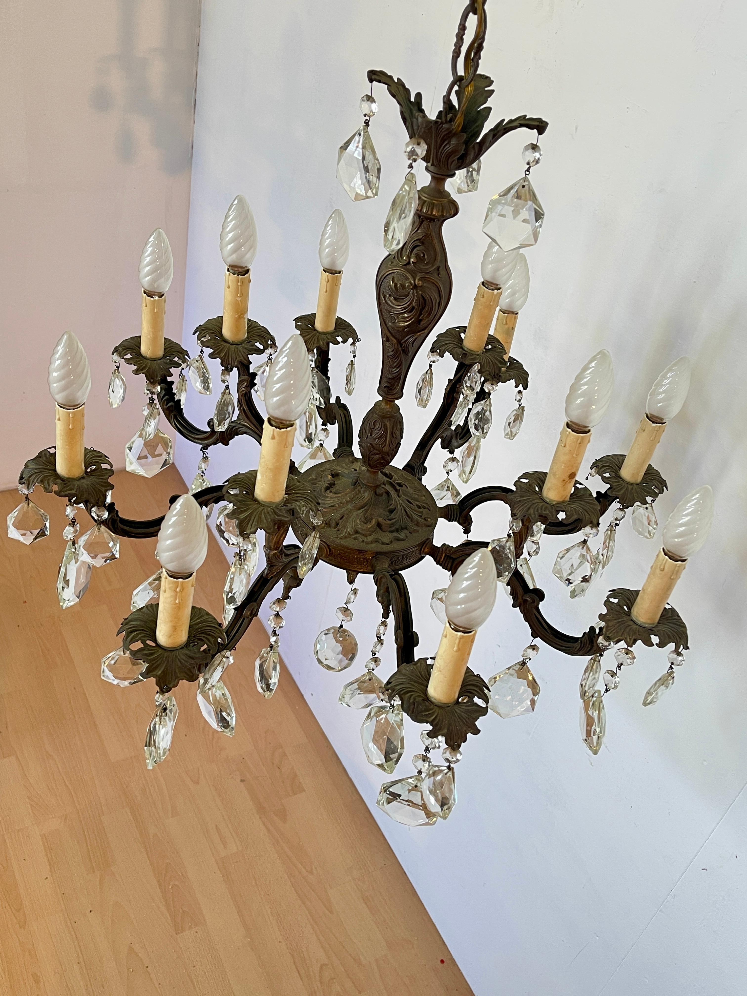 20th Century Elegante lampadario vintage in stile Classico con pendenti in Cristallo anni '40 in vendita