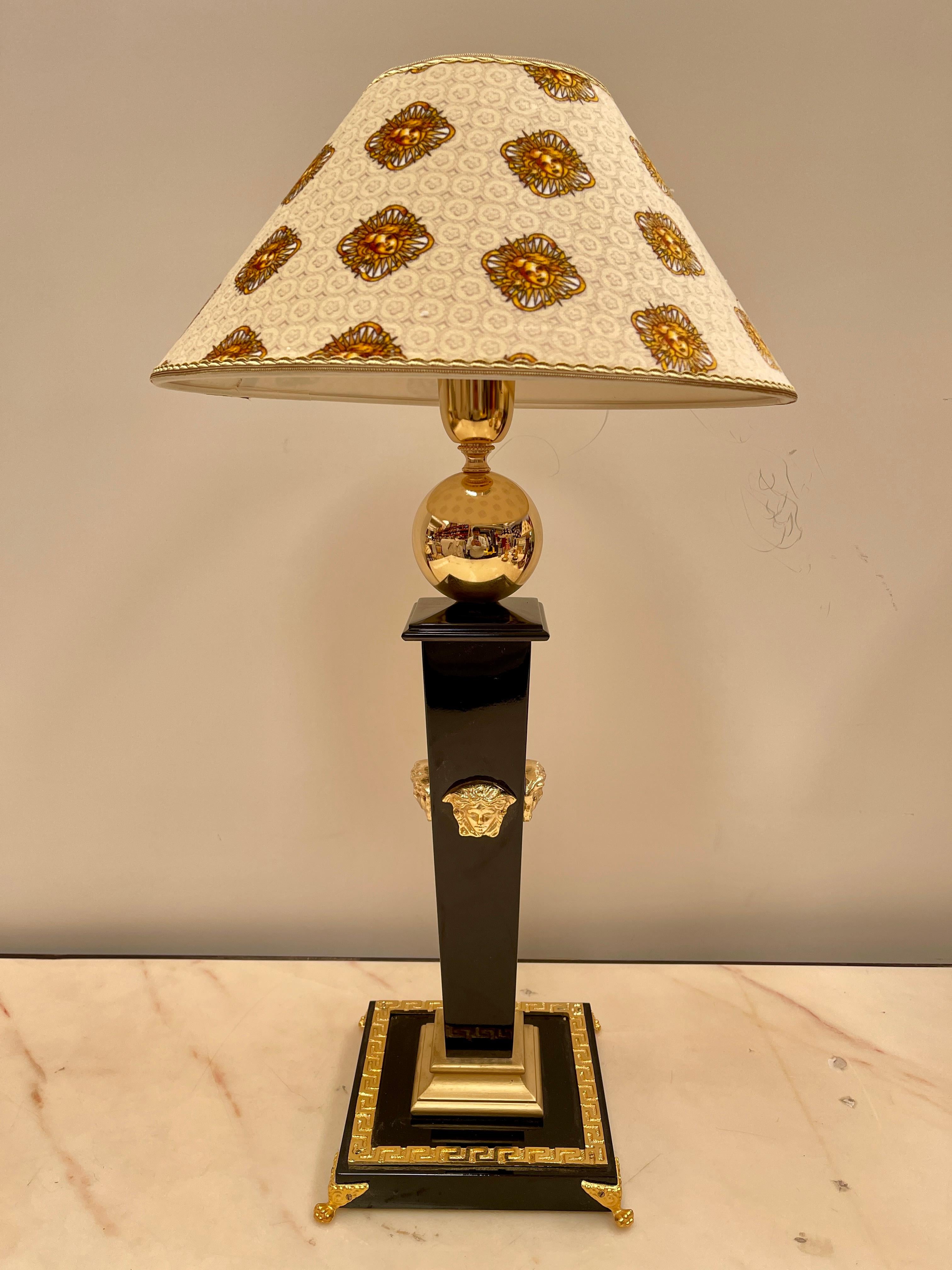 Art Nouveau Lussuosa lampade da tavolo in legno nero e bronzo versailles, XX secolo in vendita