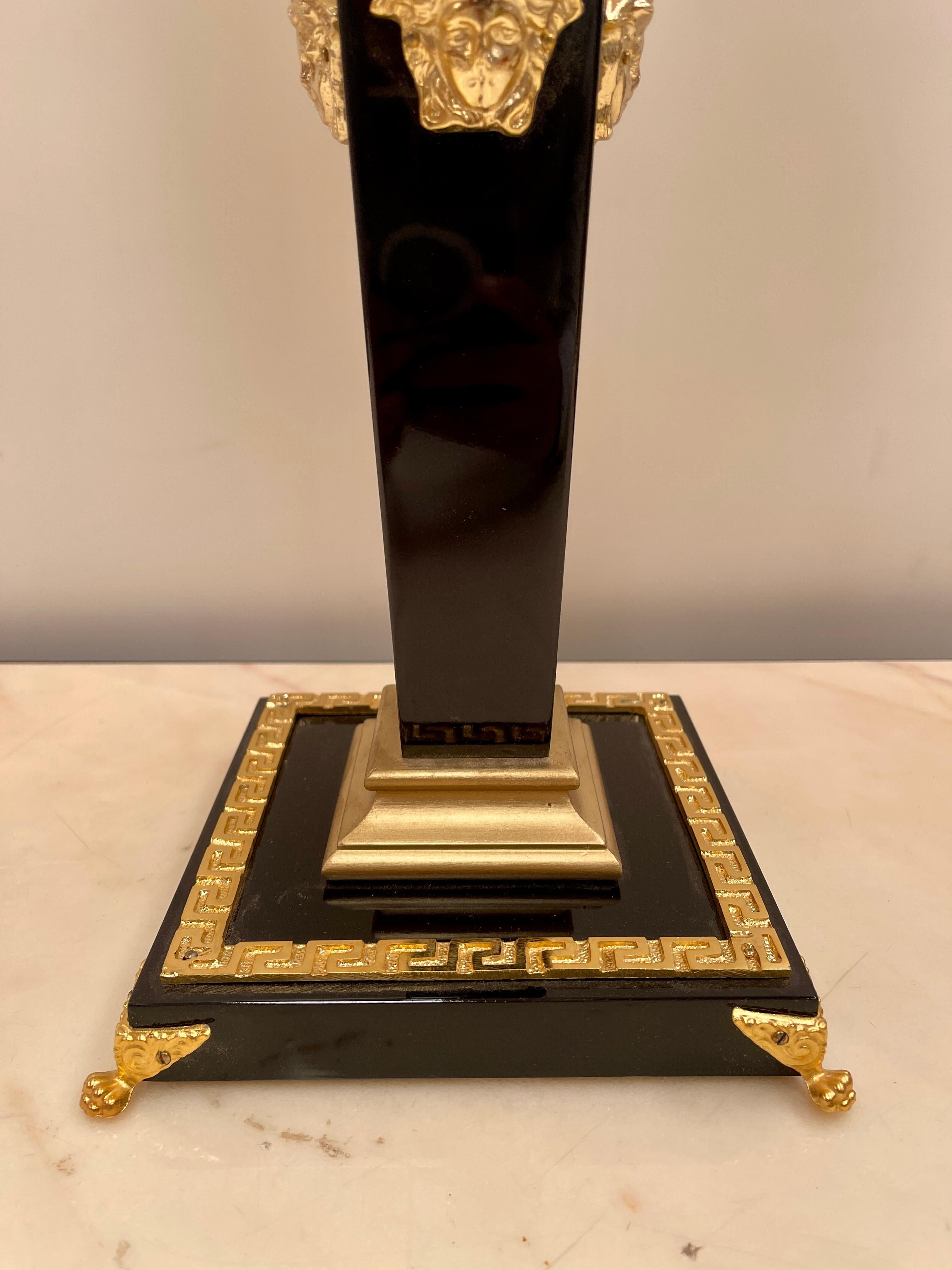 Italian Lussuosa lampade da tavolo in legno nero e bronzo versailles, XX secolo in vendita