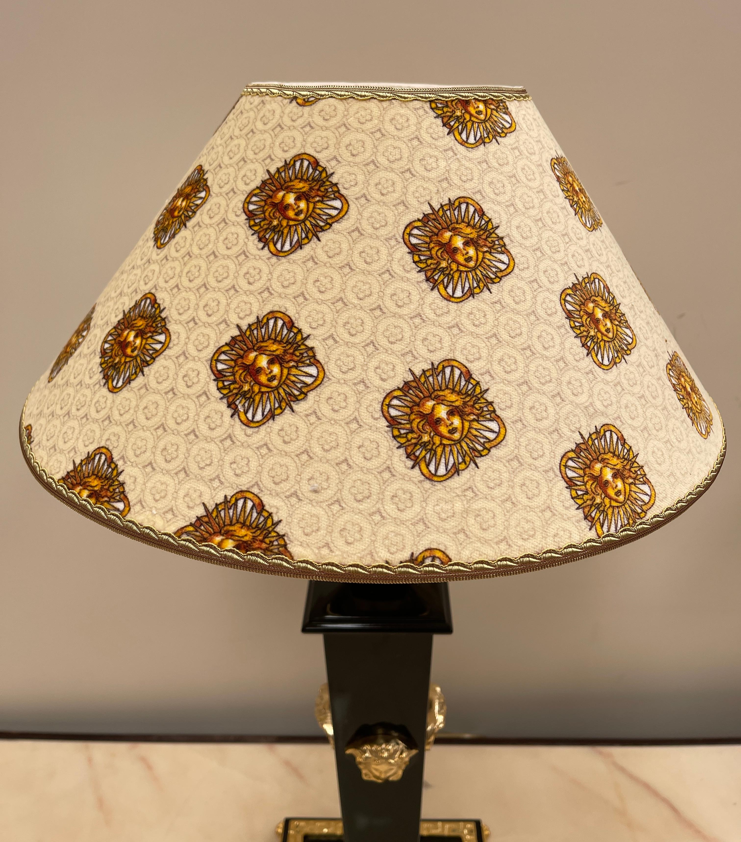 Lussuosa lampade da tavolo in legno nero e bronzo versailles, XX secolo In condizioni ottime in vendita a Cantù, IT
