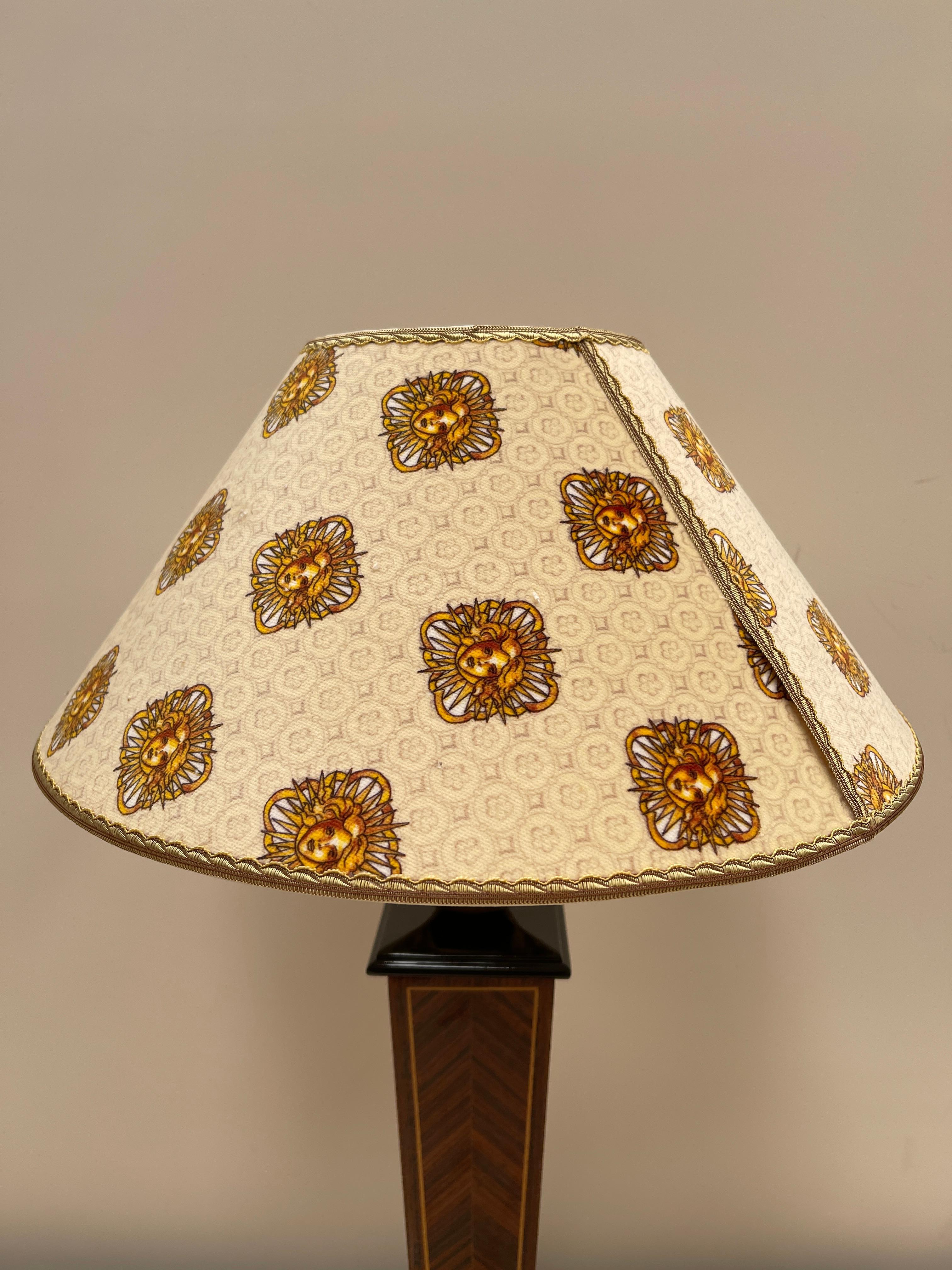 Art Nouveau Elegante Lampade da tavolo versailles in legno con paralume a cupola anni '90 in vendita