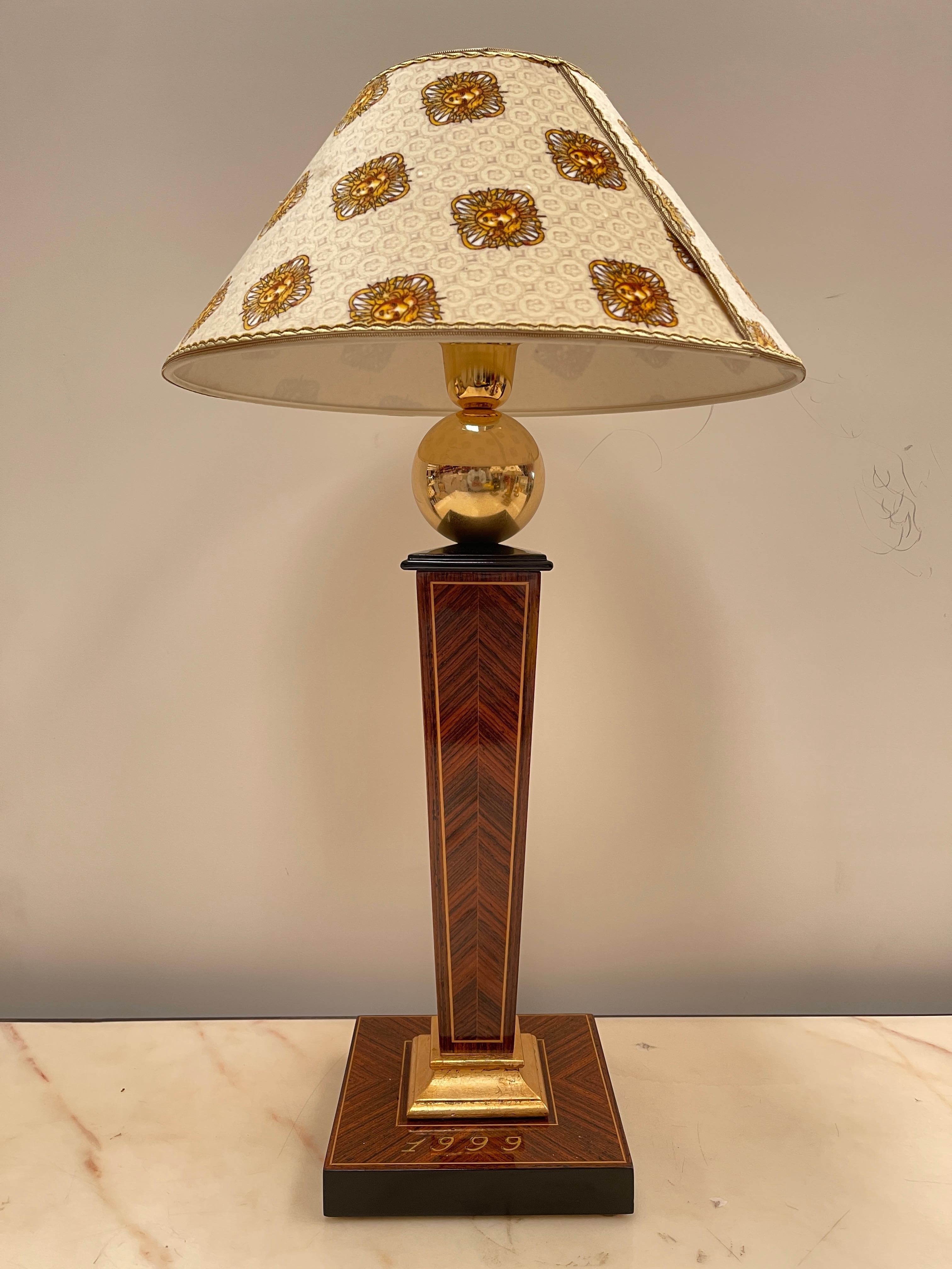 Italian Elegante Lampade da tavolo versailles in legno con paralume a cupola anni '90 in vendita